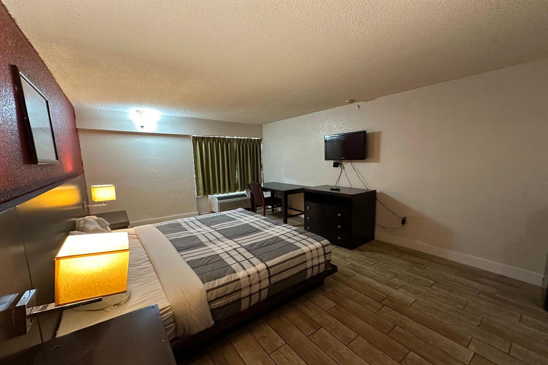 River Valley Inn and Suites photo 7