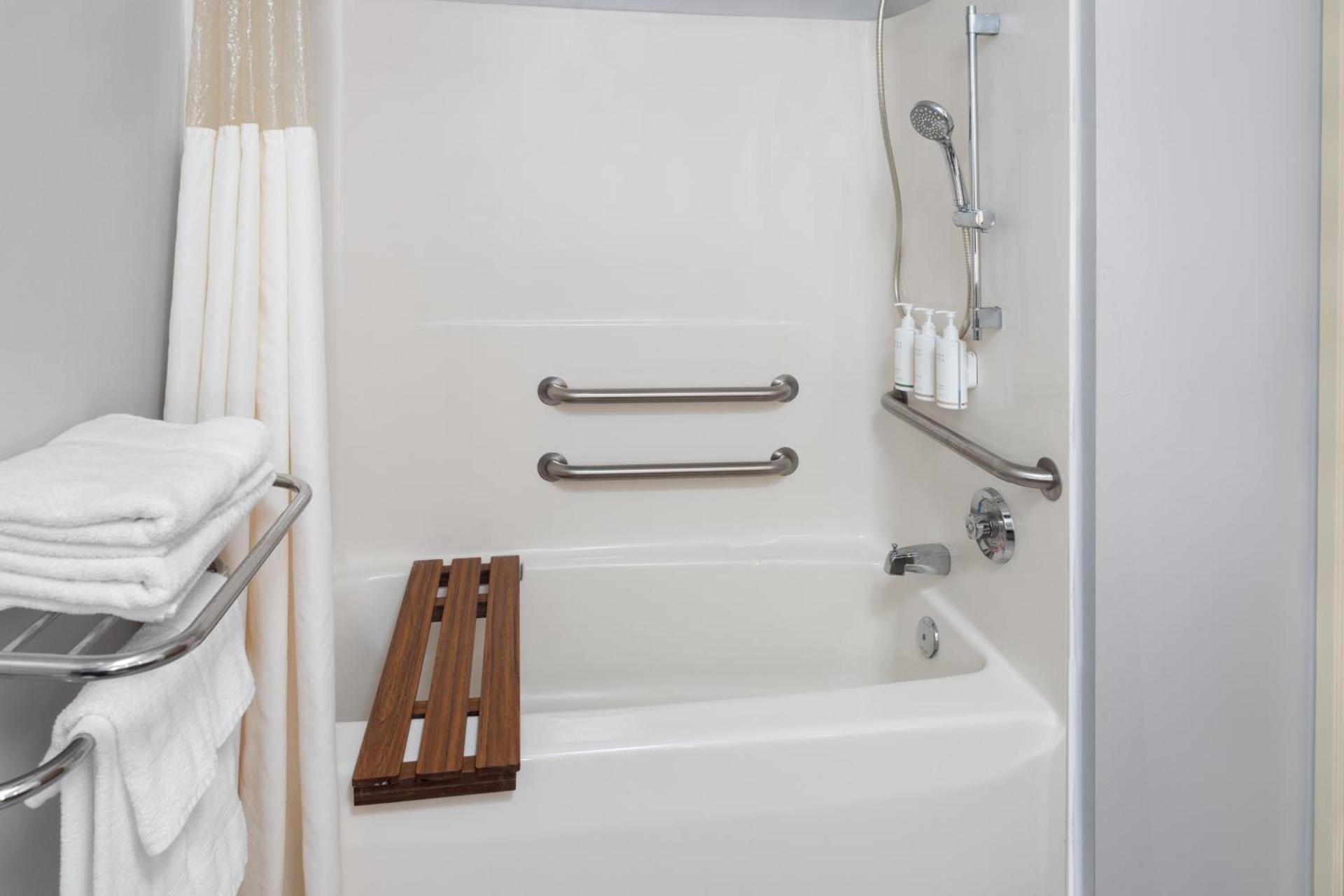 Microtel Inn by Wyndham Janesville photo 31
