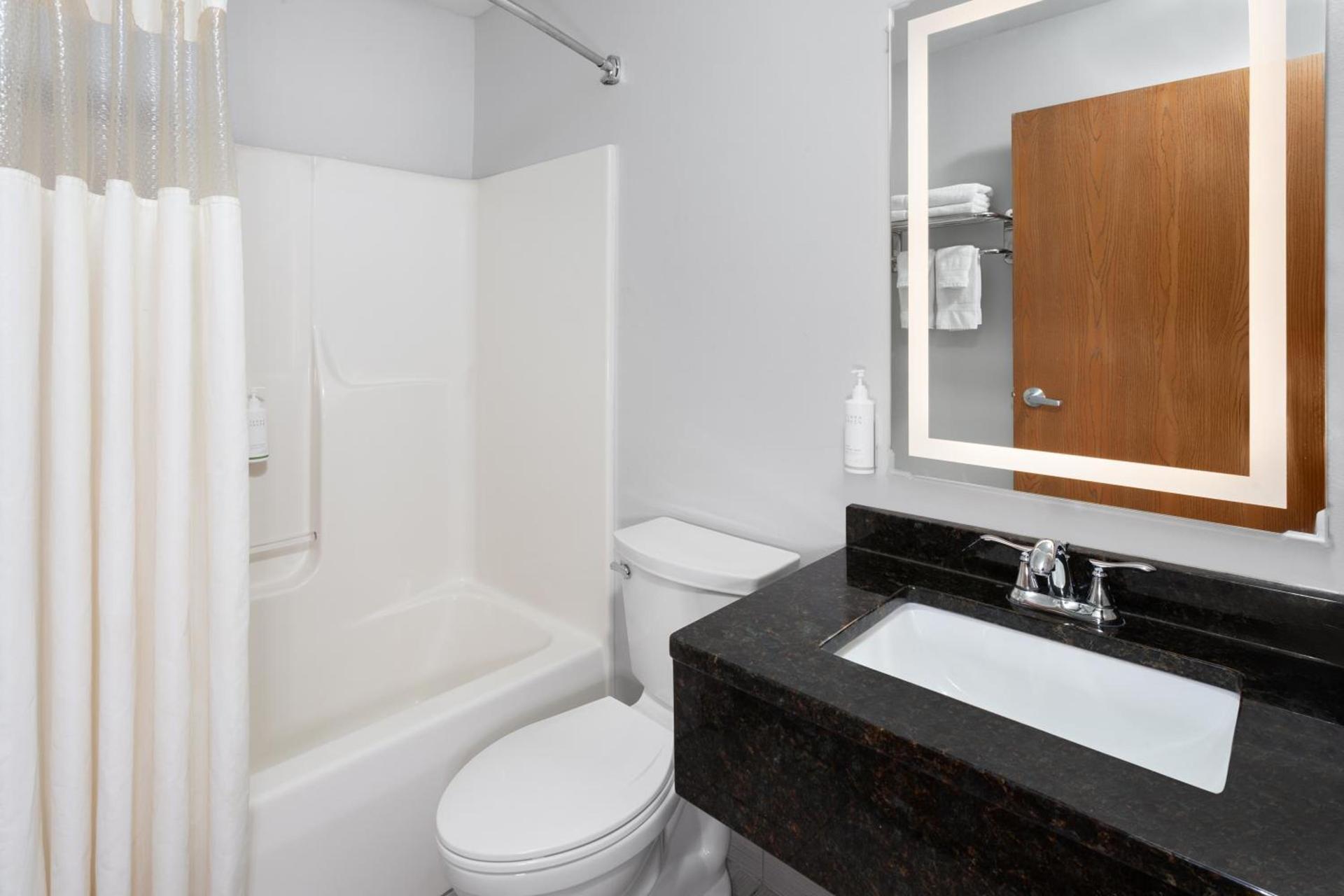 Microtel Inn by Wyndham Janesville photo 35