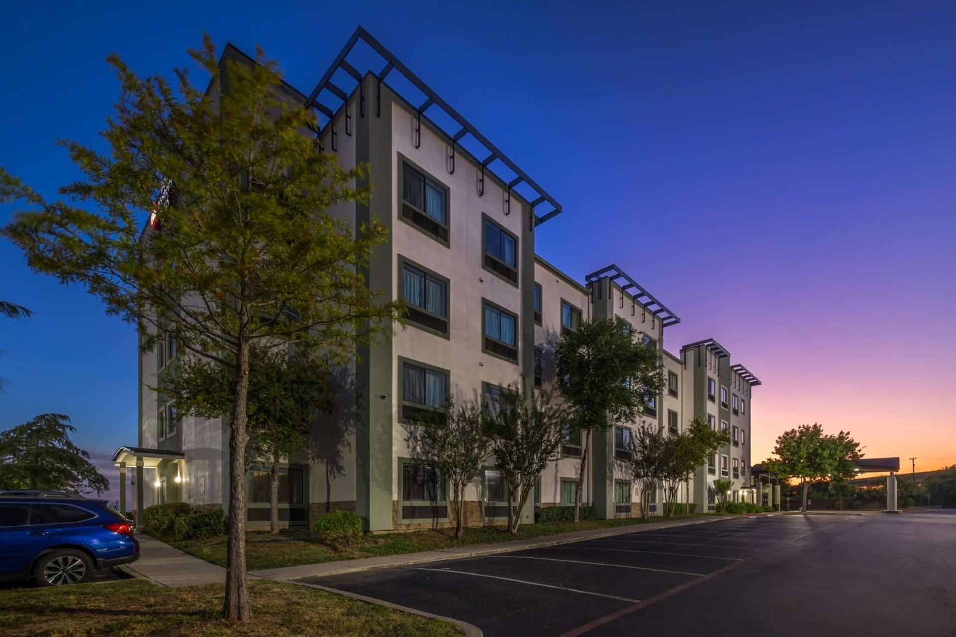 Best Western Plus Lackland Hotel and Suites. — hotel in San Antonio, TX