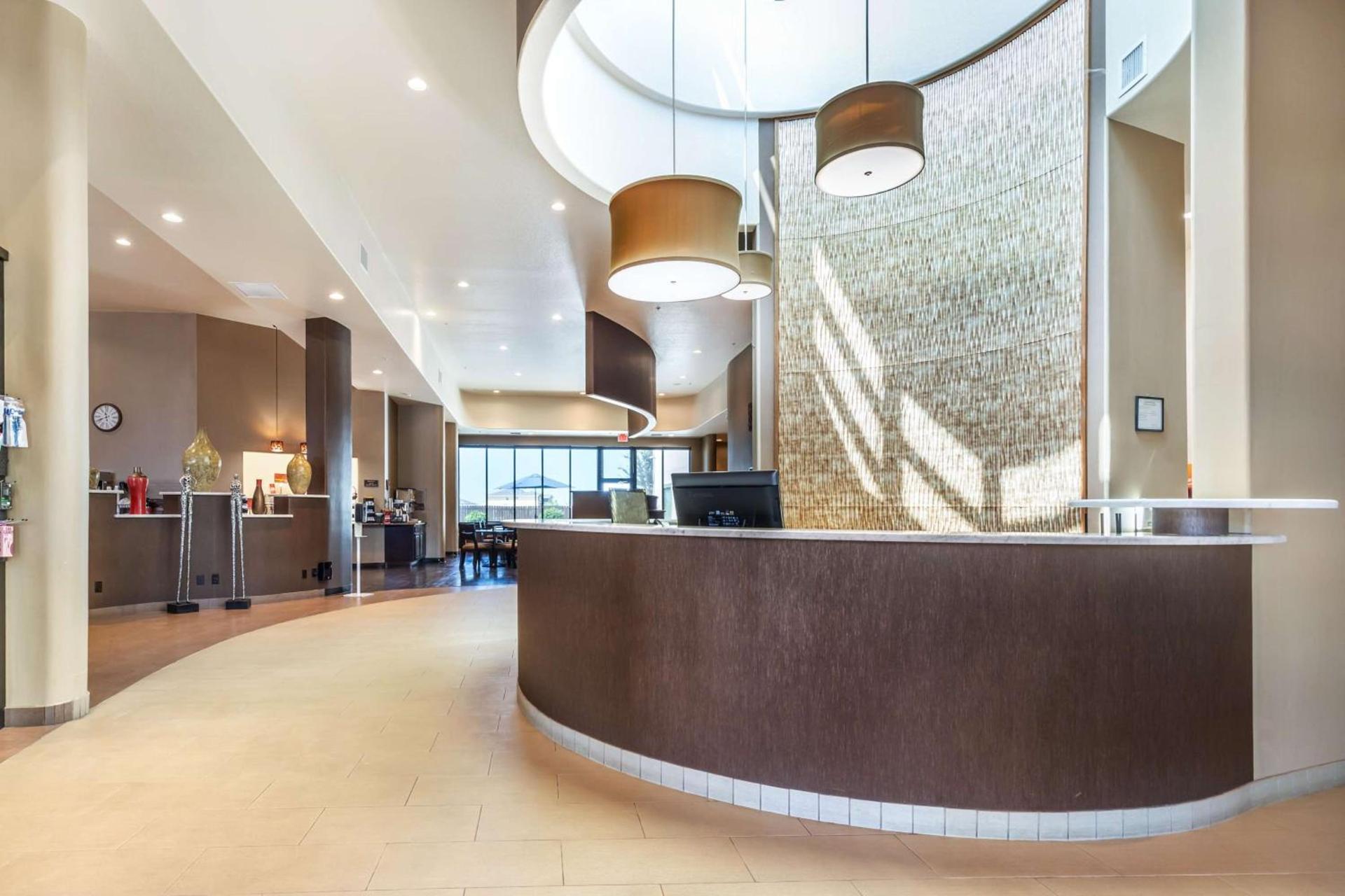 Best Western Plus Lackland Hotel and Suites. photo 2