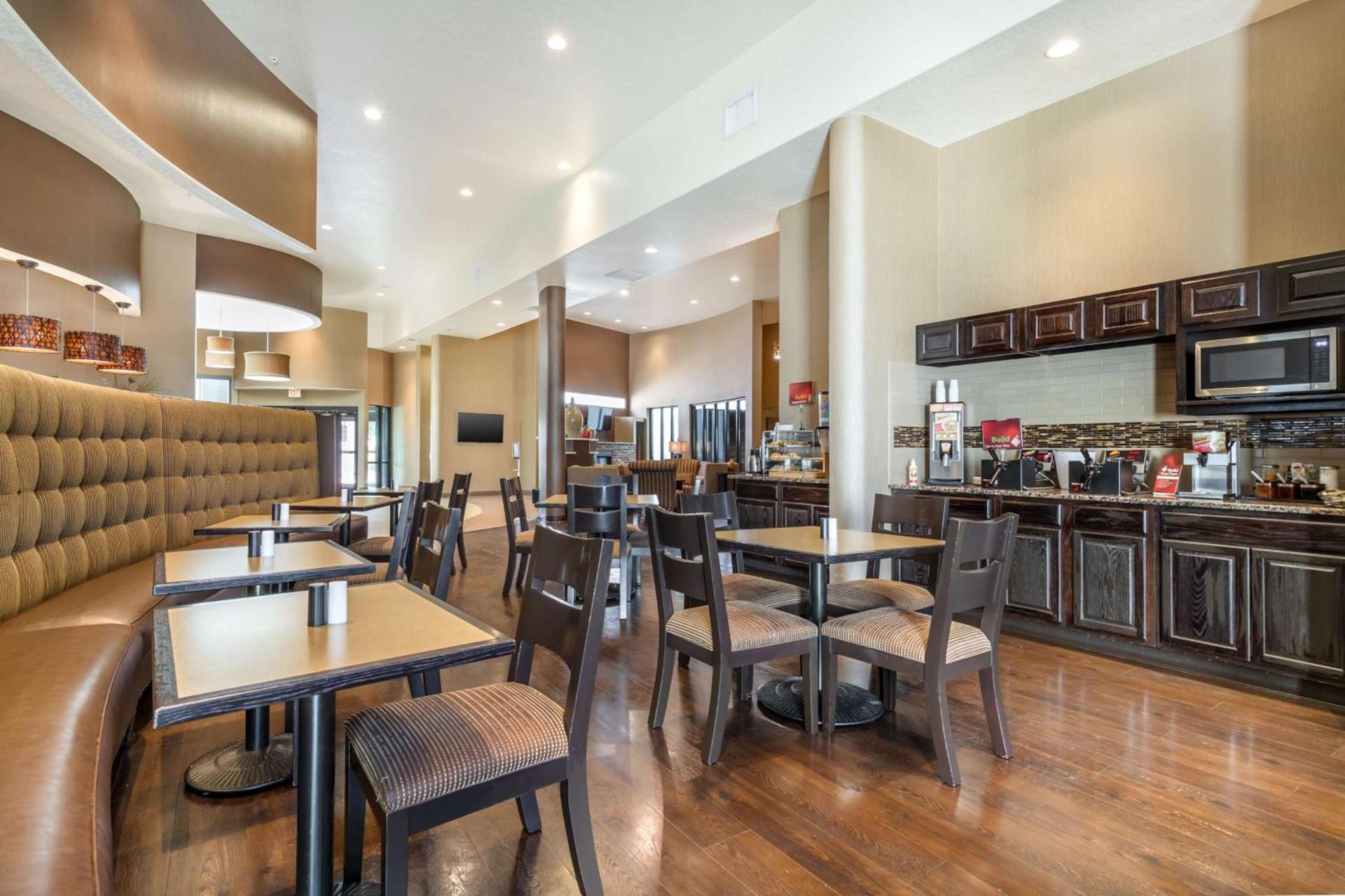 Best Western Plus Lackland Hotel and Suites. photo 4
