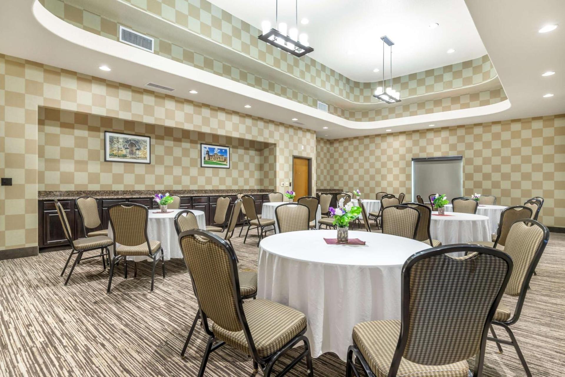 Best Western Plus Lackland Hotel and Suites. photo 11