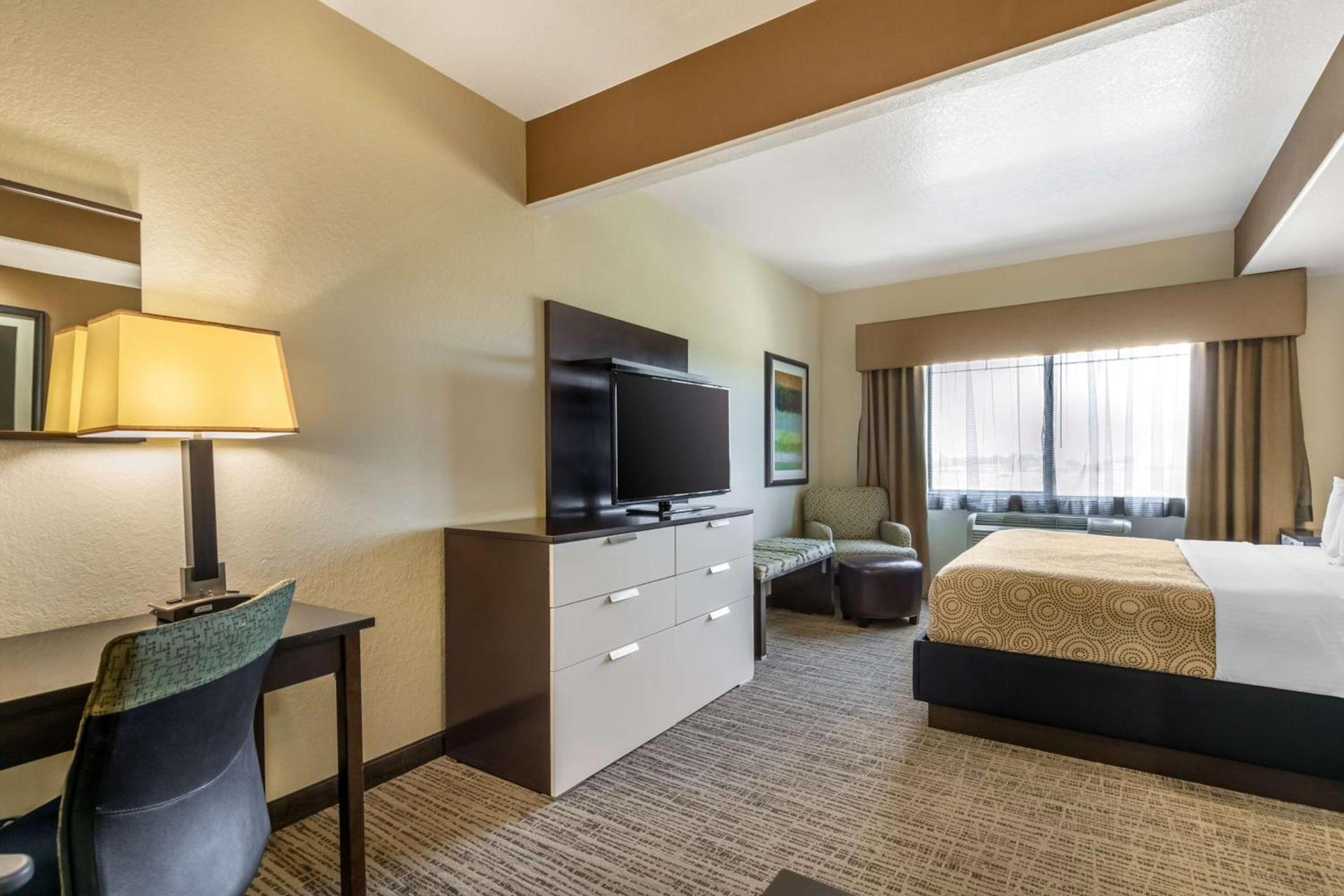 Best Western Plus Lackland Hotel and Suites. photo 15