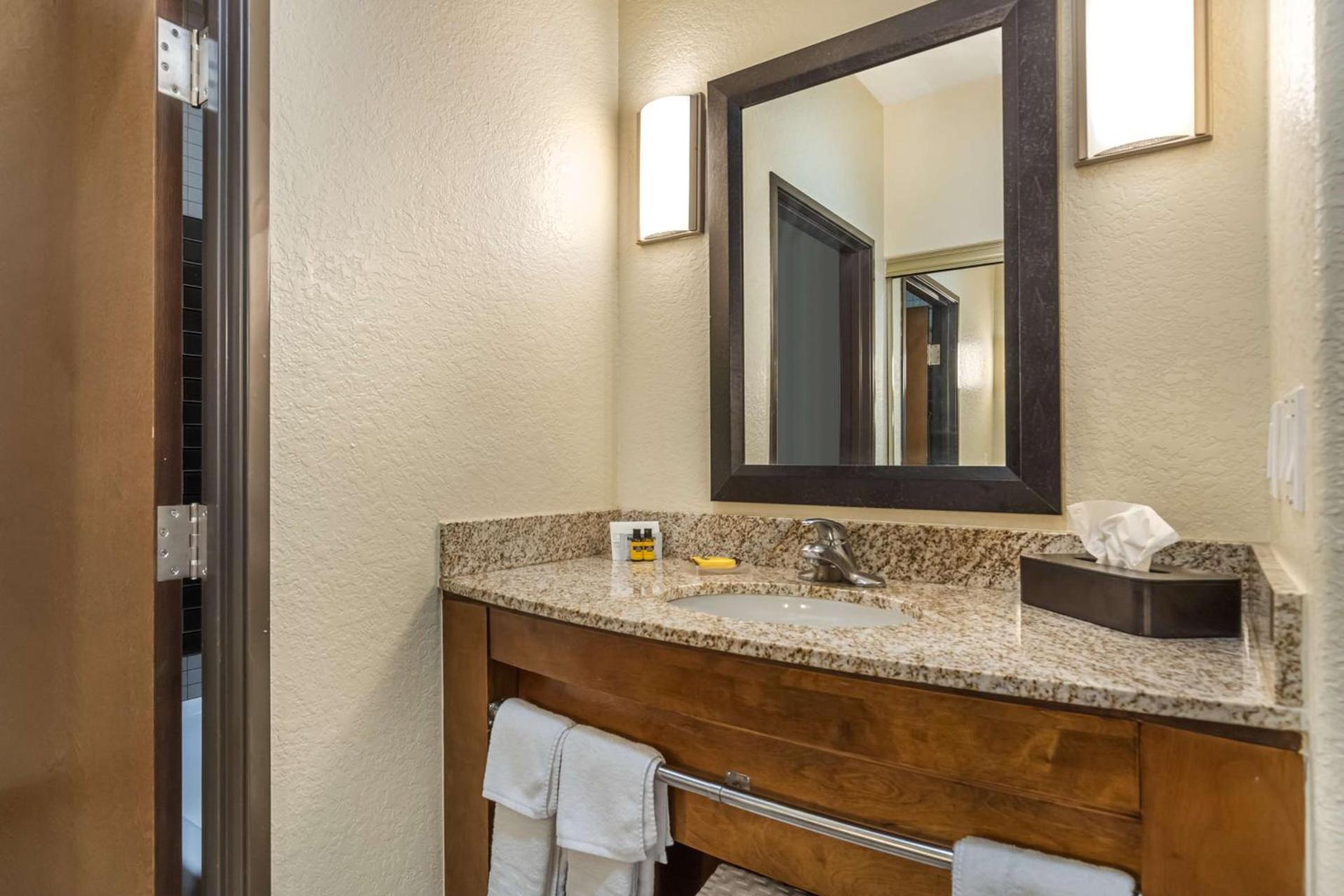 Best Western Plus Lackland Hotel and Suites. photo 28