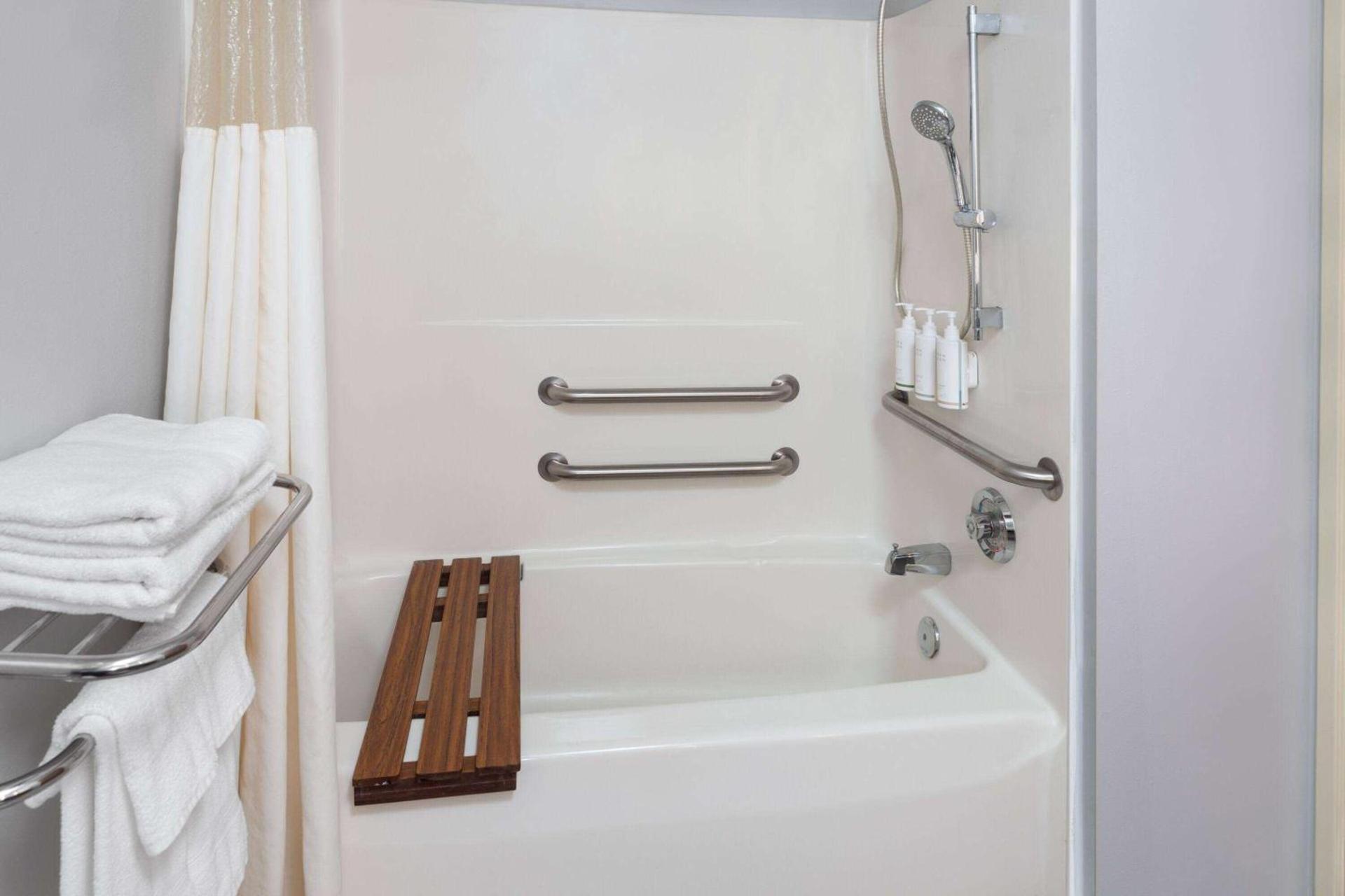 Microtel Inn by Wyndham Janesville photo 8