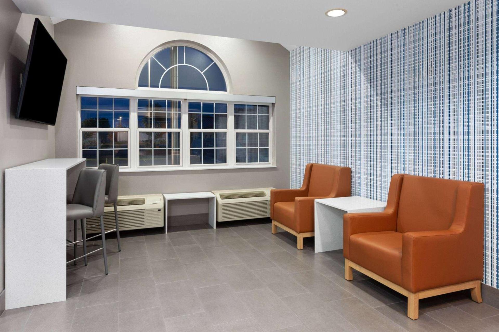 Microtel Inn by Wyndham Janesville photo 5