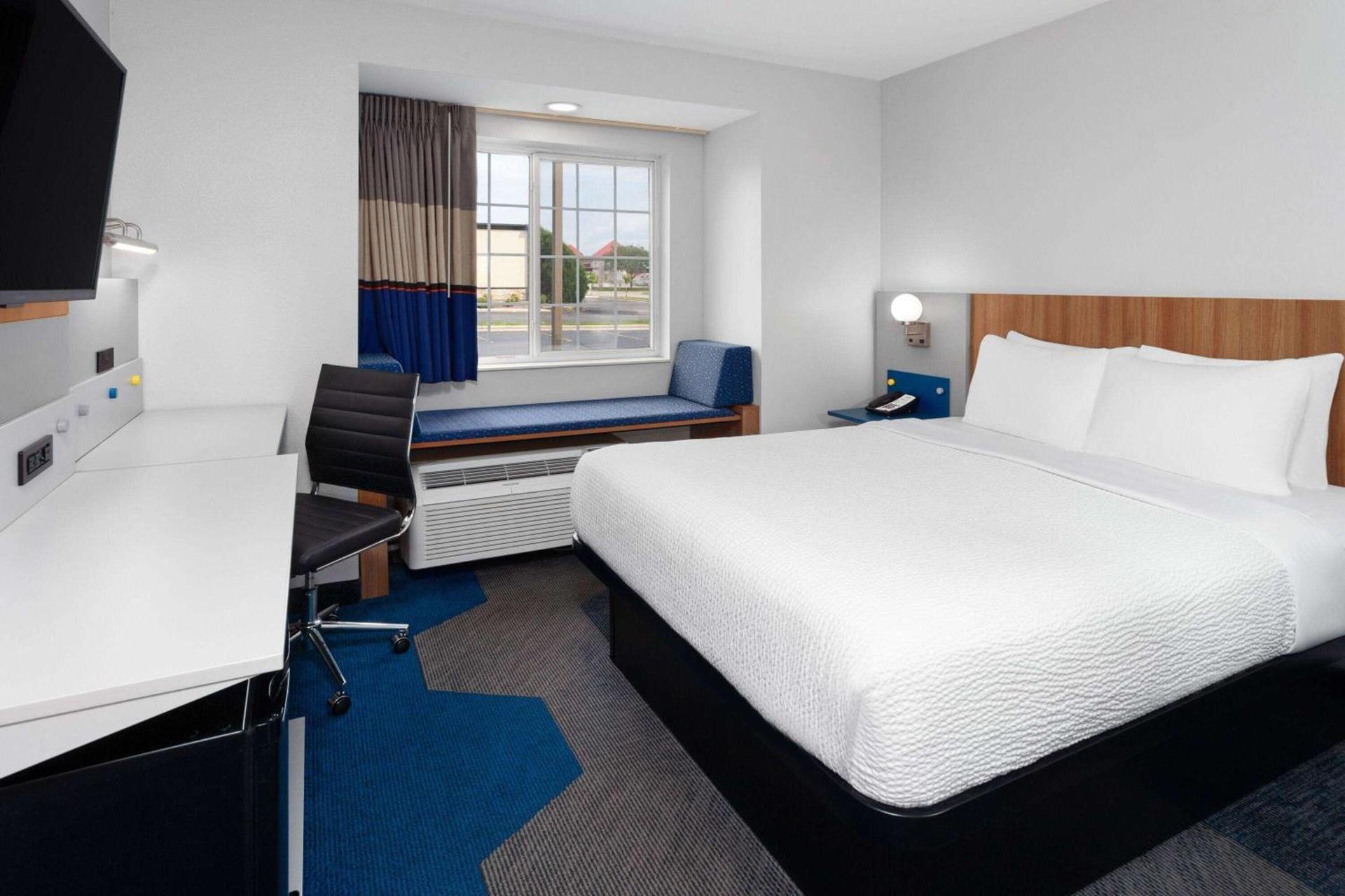 Microtel Inn by Wyndham Janesville photo 11