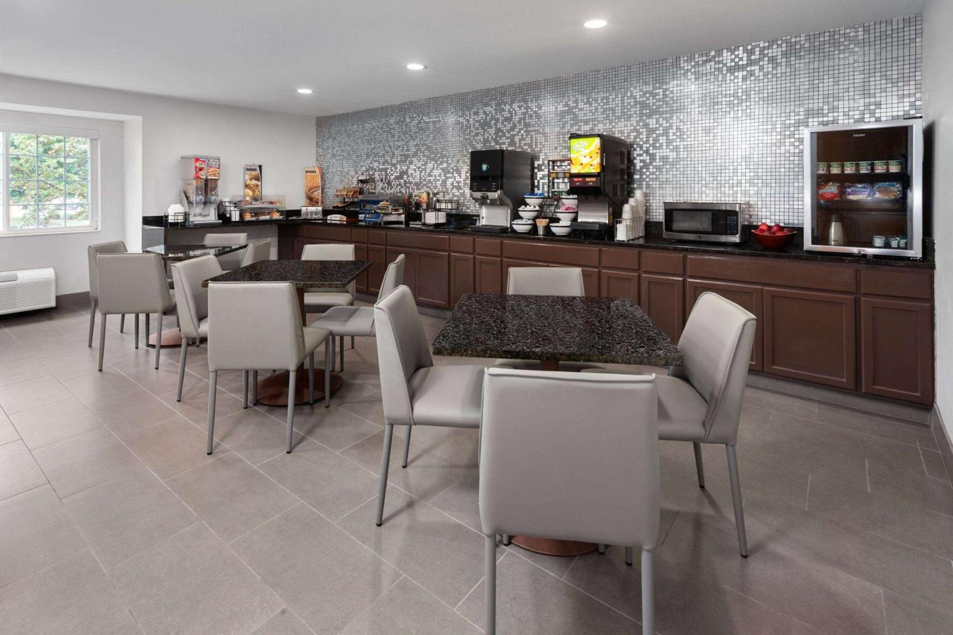 Microtel Inn by Wyndham Janesville photo 23