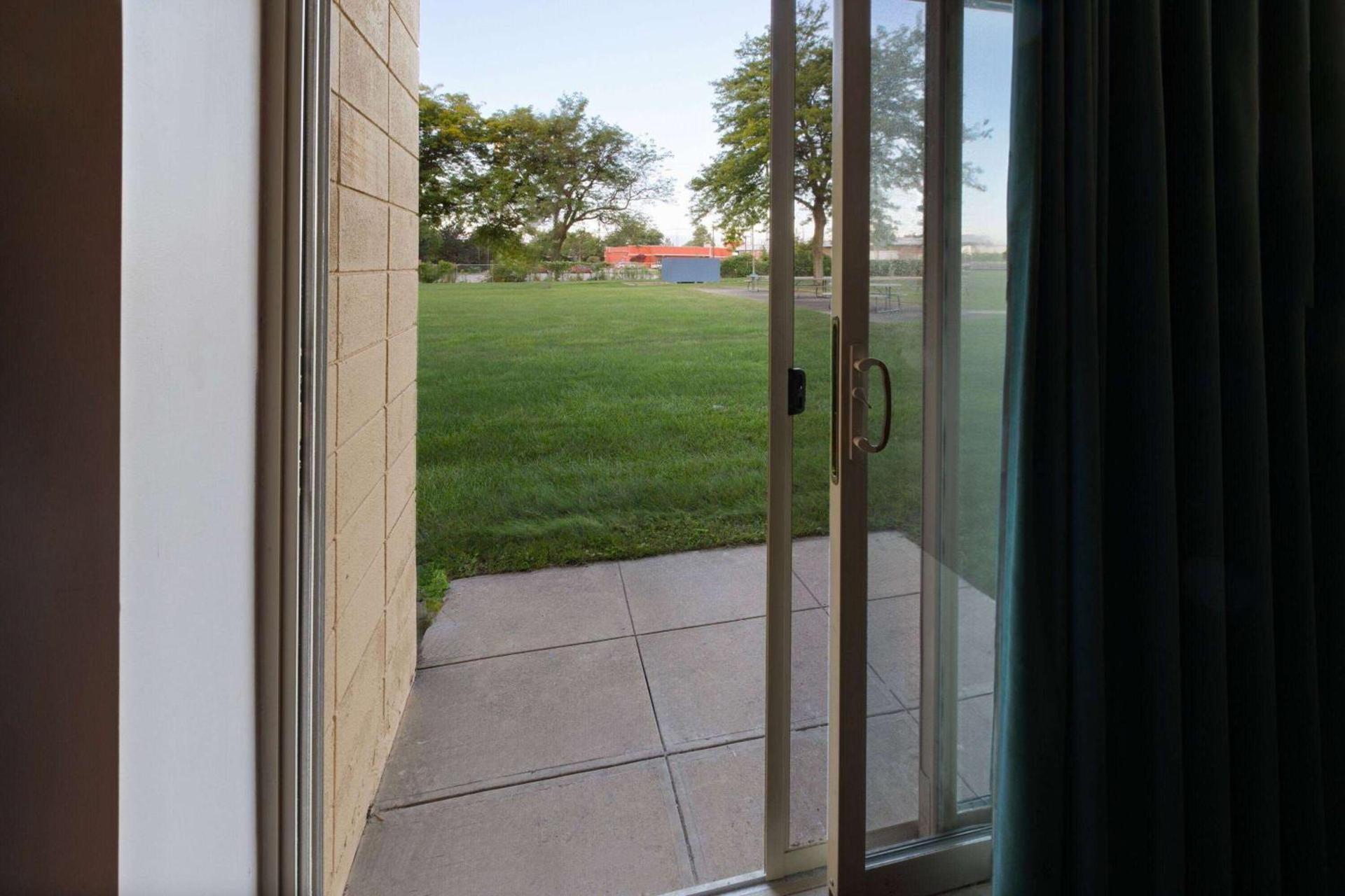 Baymont by Wyndham Bay City photo 8