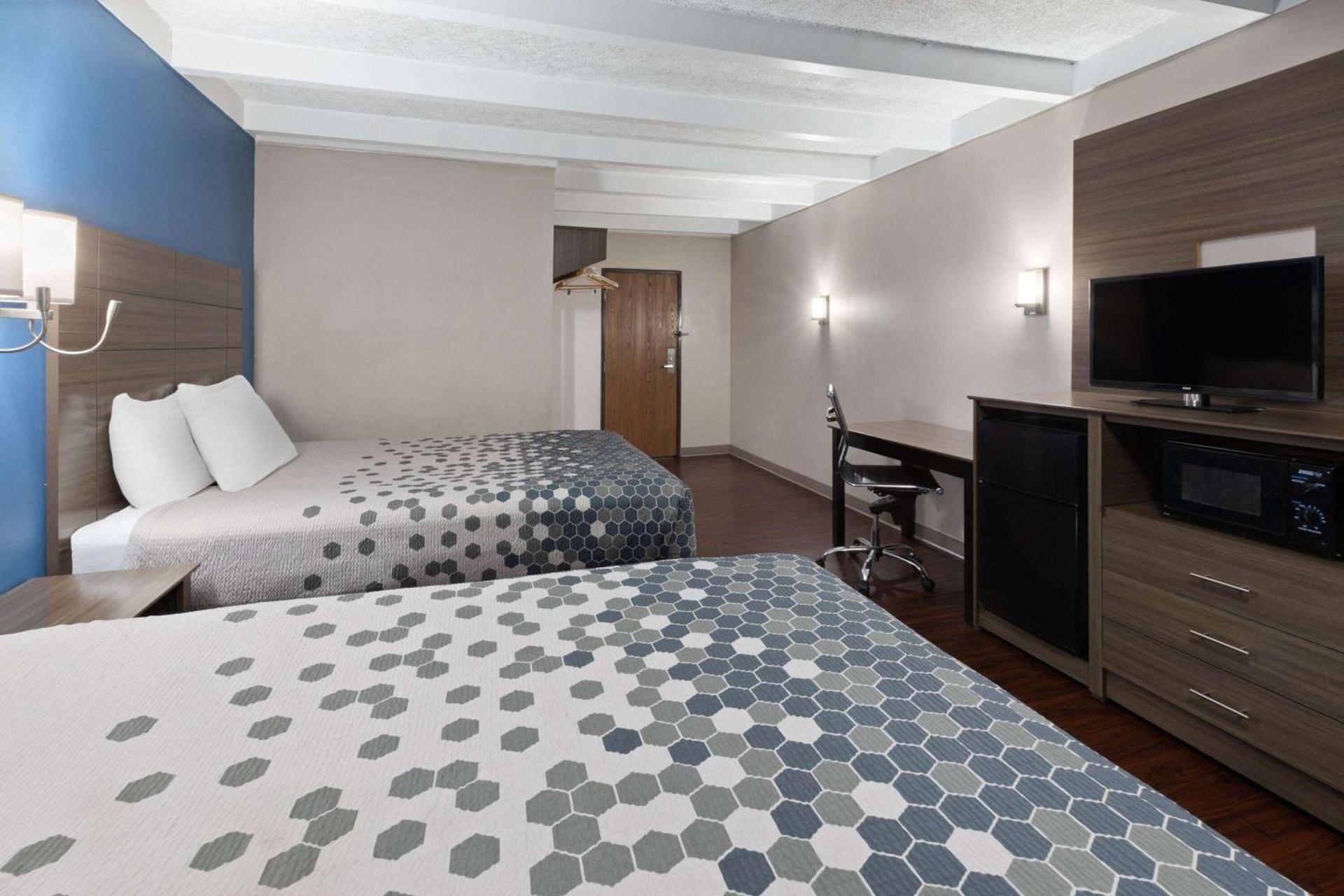 Baymont by Wyndham Bay City photo 12