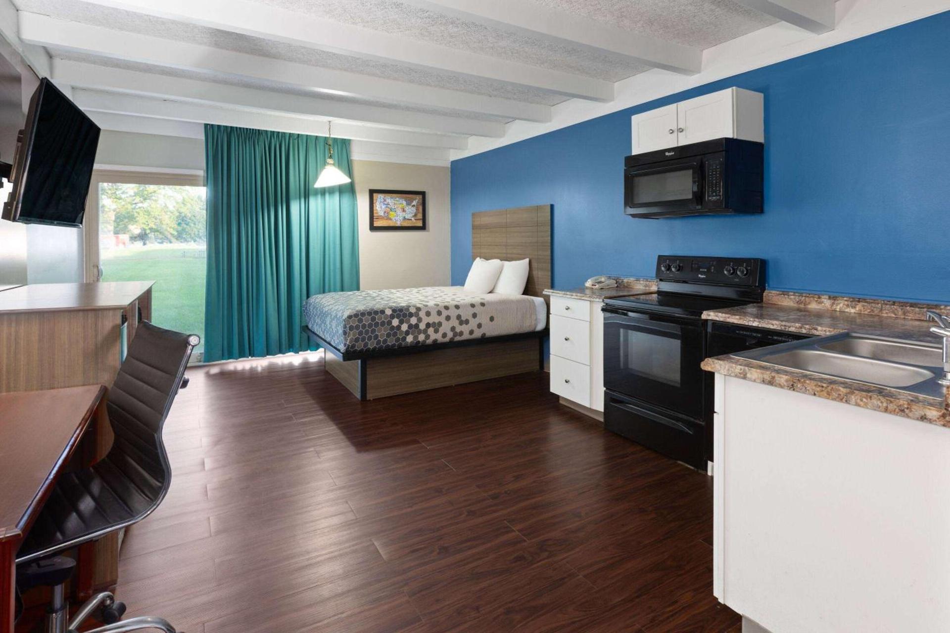 Baymont by Wyndham Bay City photo 14