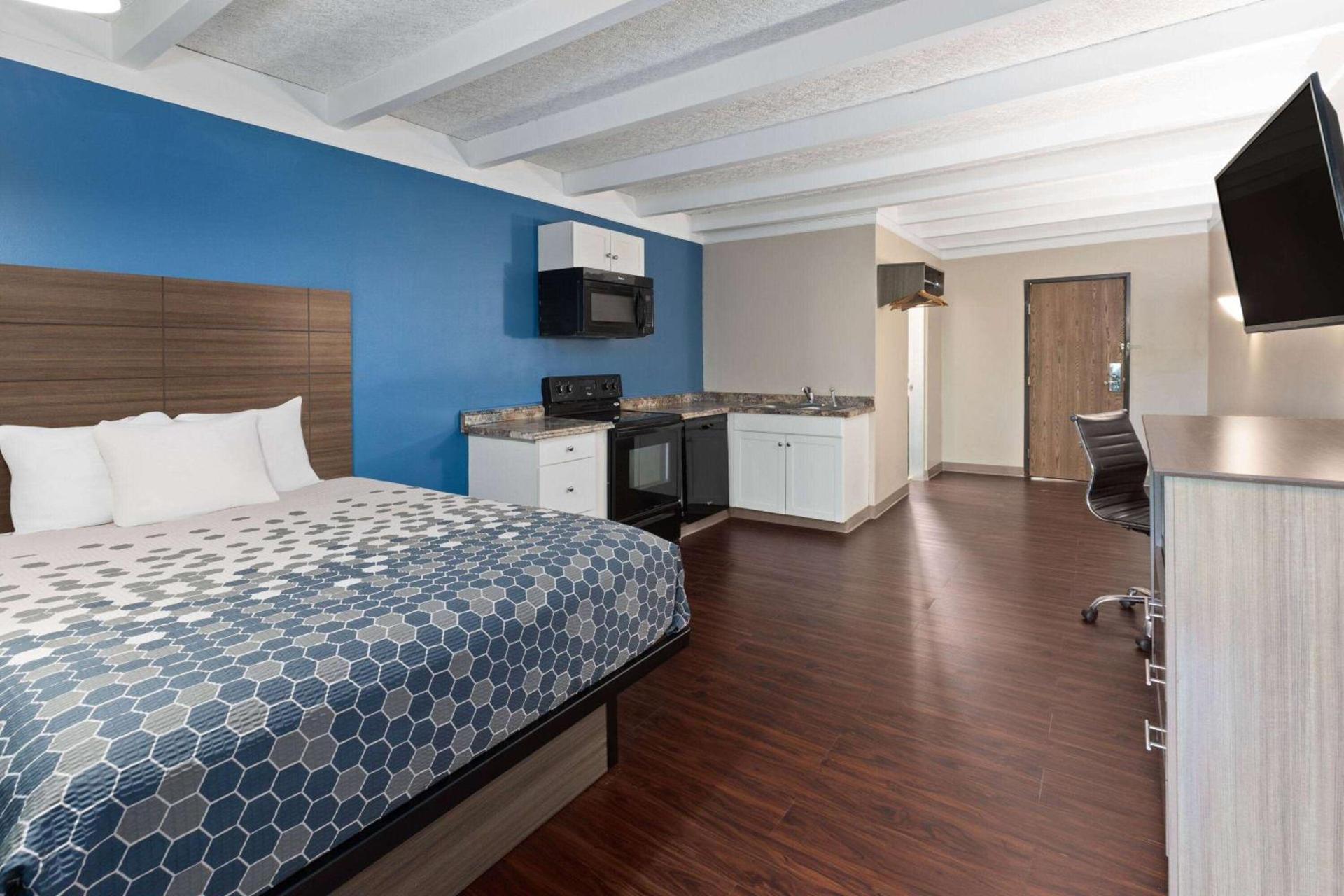 Baymont by Wyndham Bay City photo 16