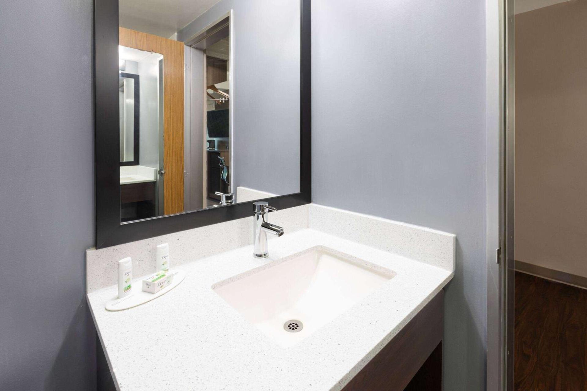Baymont by Wyndham Bay City photo 17
