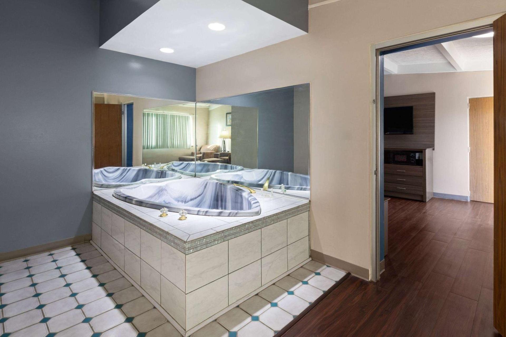 Baymont by Wyndham Bay City photo 22