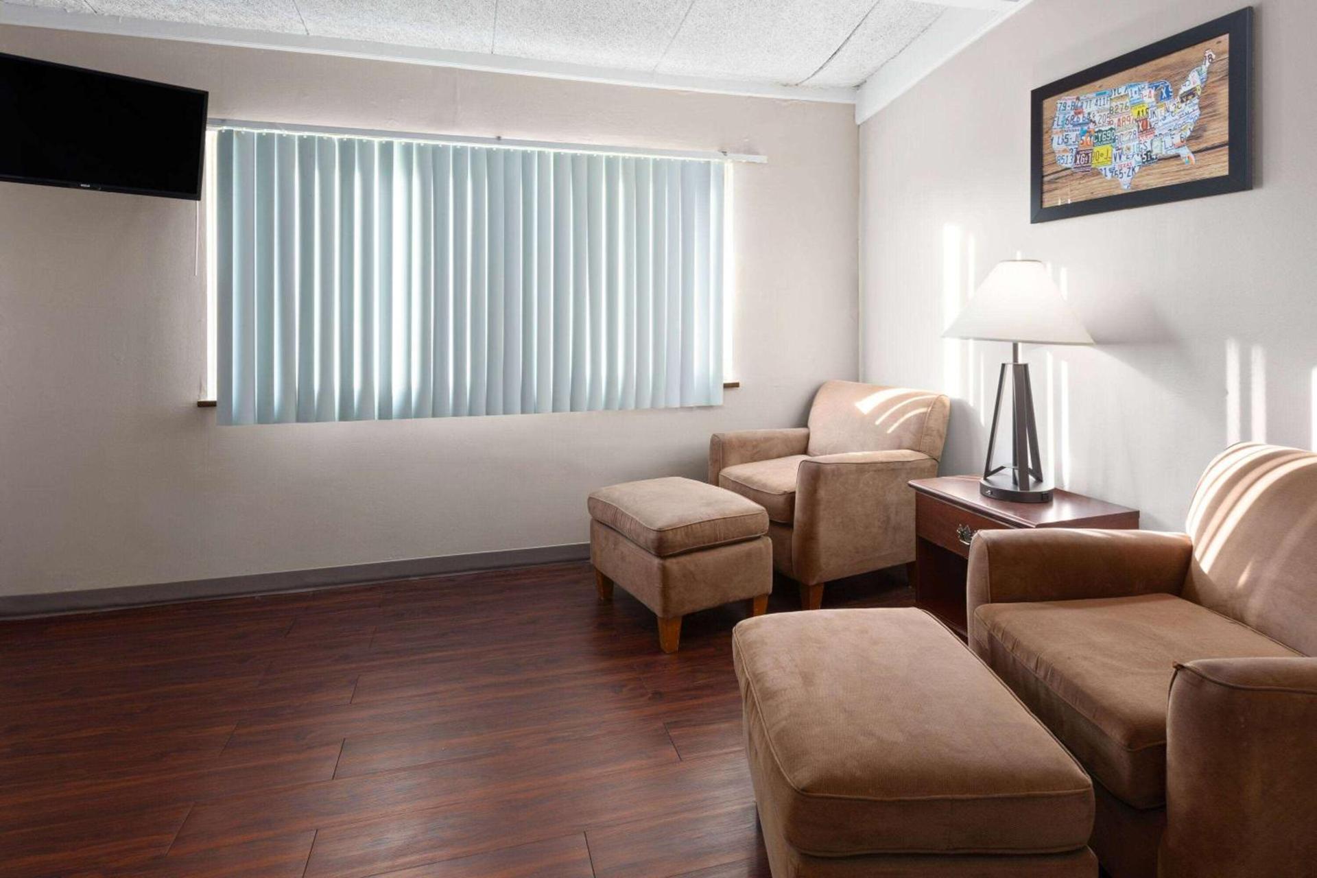 Baymont by Wyndham Bay City photo 23
