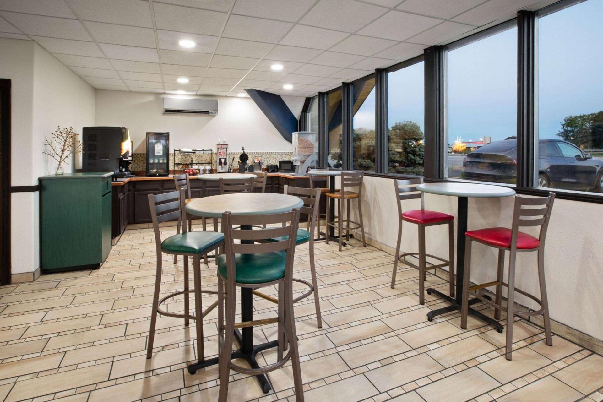 Baymont by Wyndham Bay City photo 25
