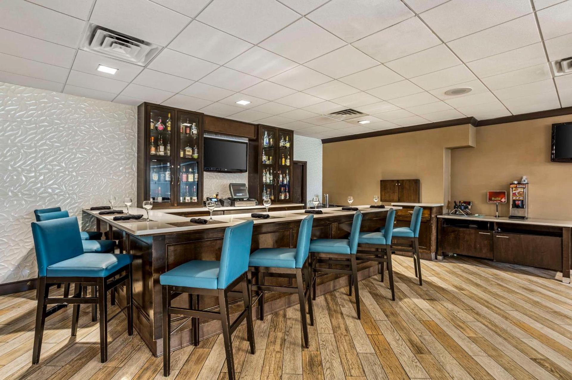 Best Western Plus Kingston Hotel and Conference Center photo 2