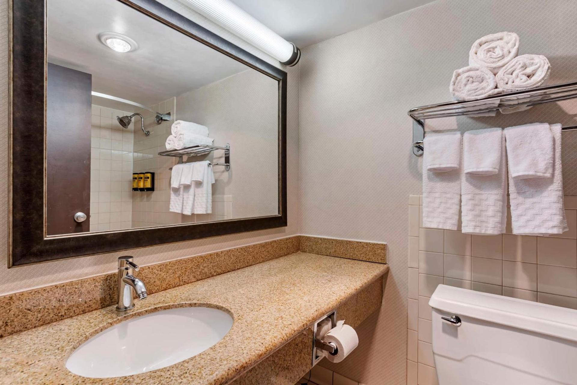 Best Western Plus Kingston Hotel and Conference Center photo 15