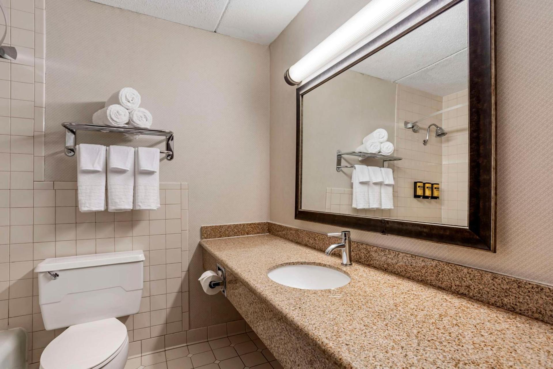 Best Western Plus Kingston Hotel and Conference Center photo 18