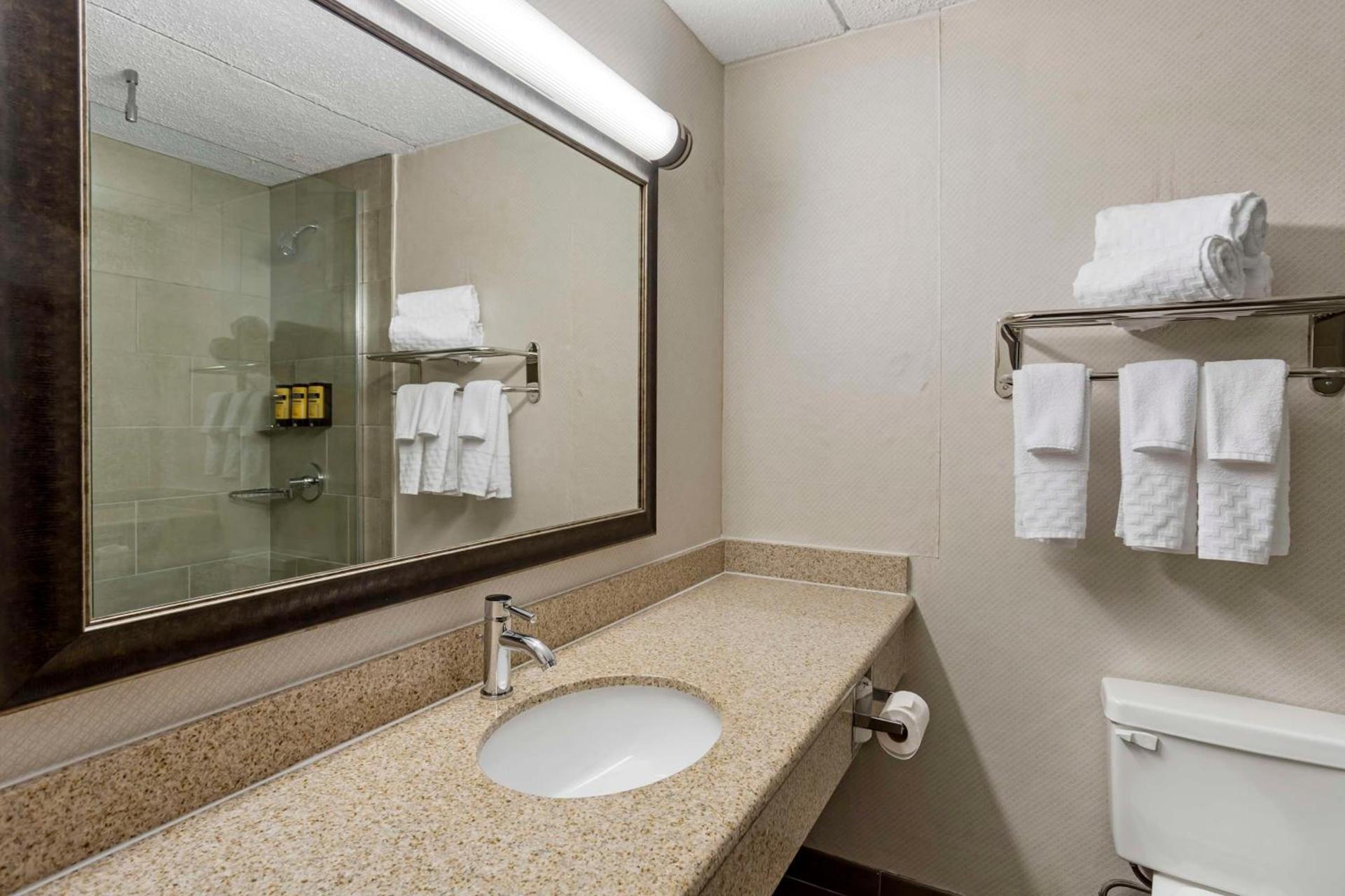 Best Western Plus Kingston Hotel and Conference Center photo 26