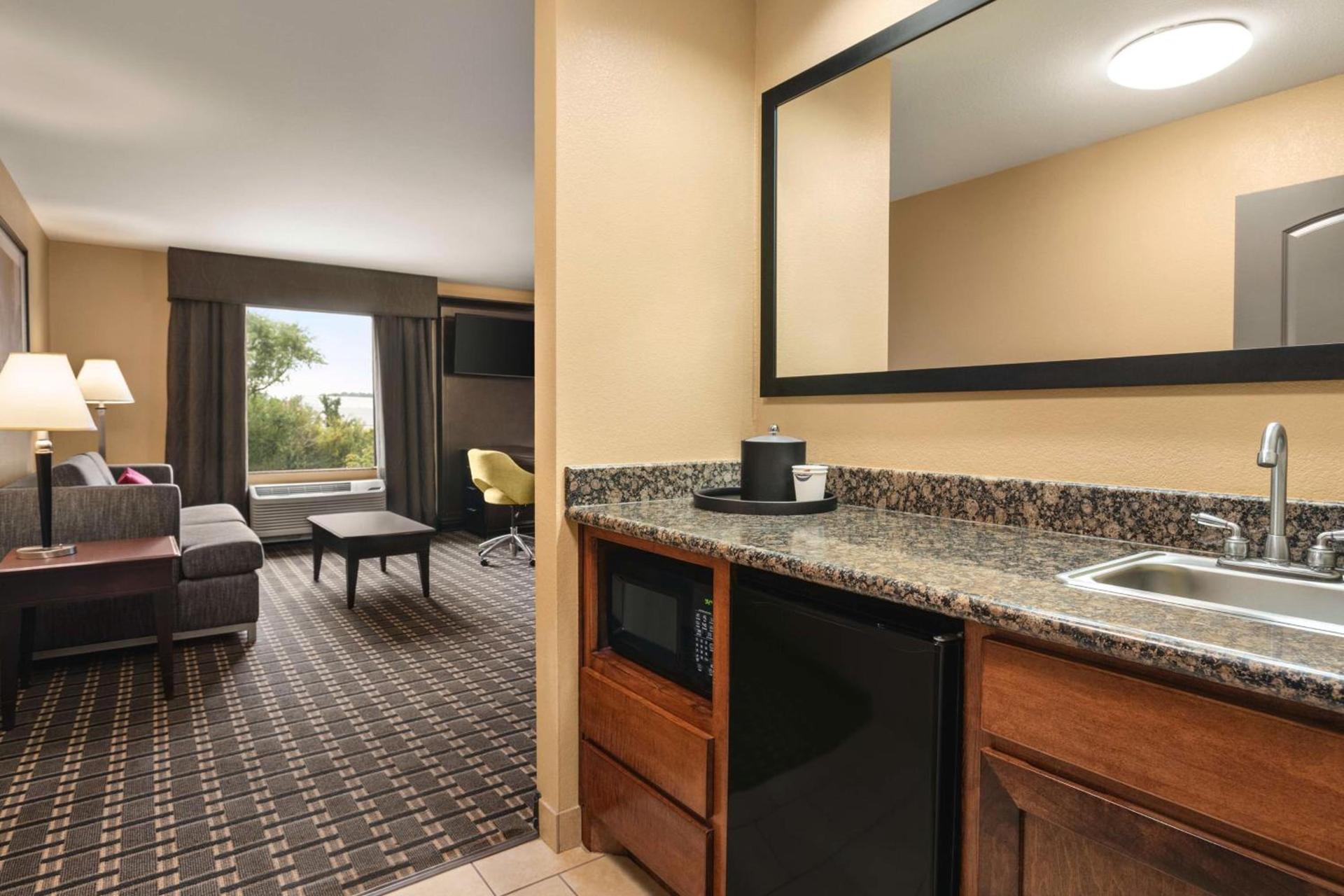 Hampton Inn & Suites Pine Bluff photo 18