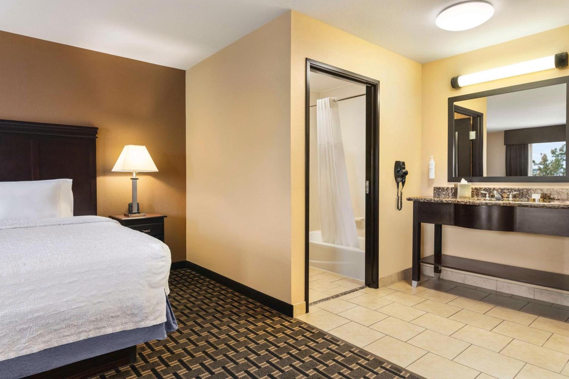 Hampton Inn & Suites Pine Bluff photo 19