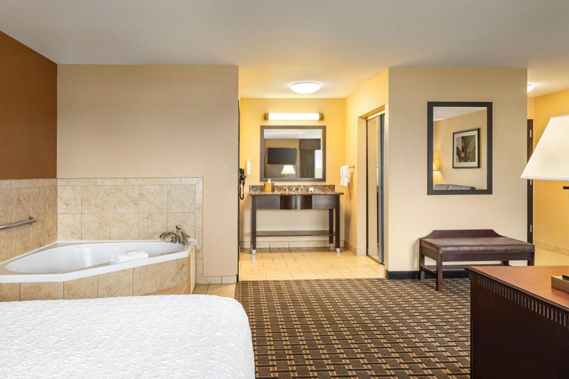 Hampton Inn & Suites Pine Bluff photo 20