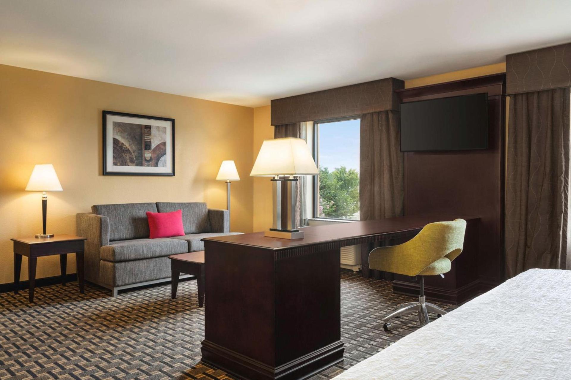 Hampton Inn & Suites Pine Bluff photo 21