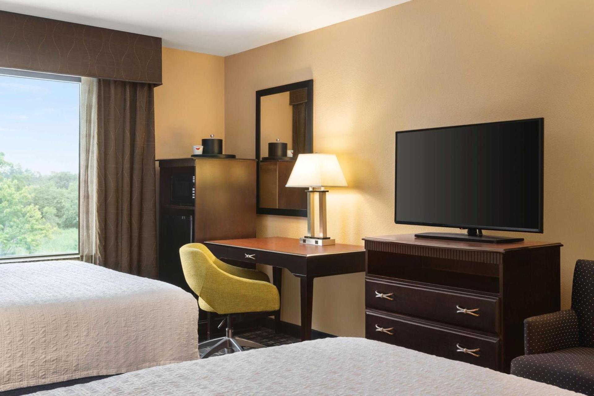 Hampton Inn & Suites Pine Bluff photo 23