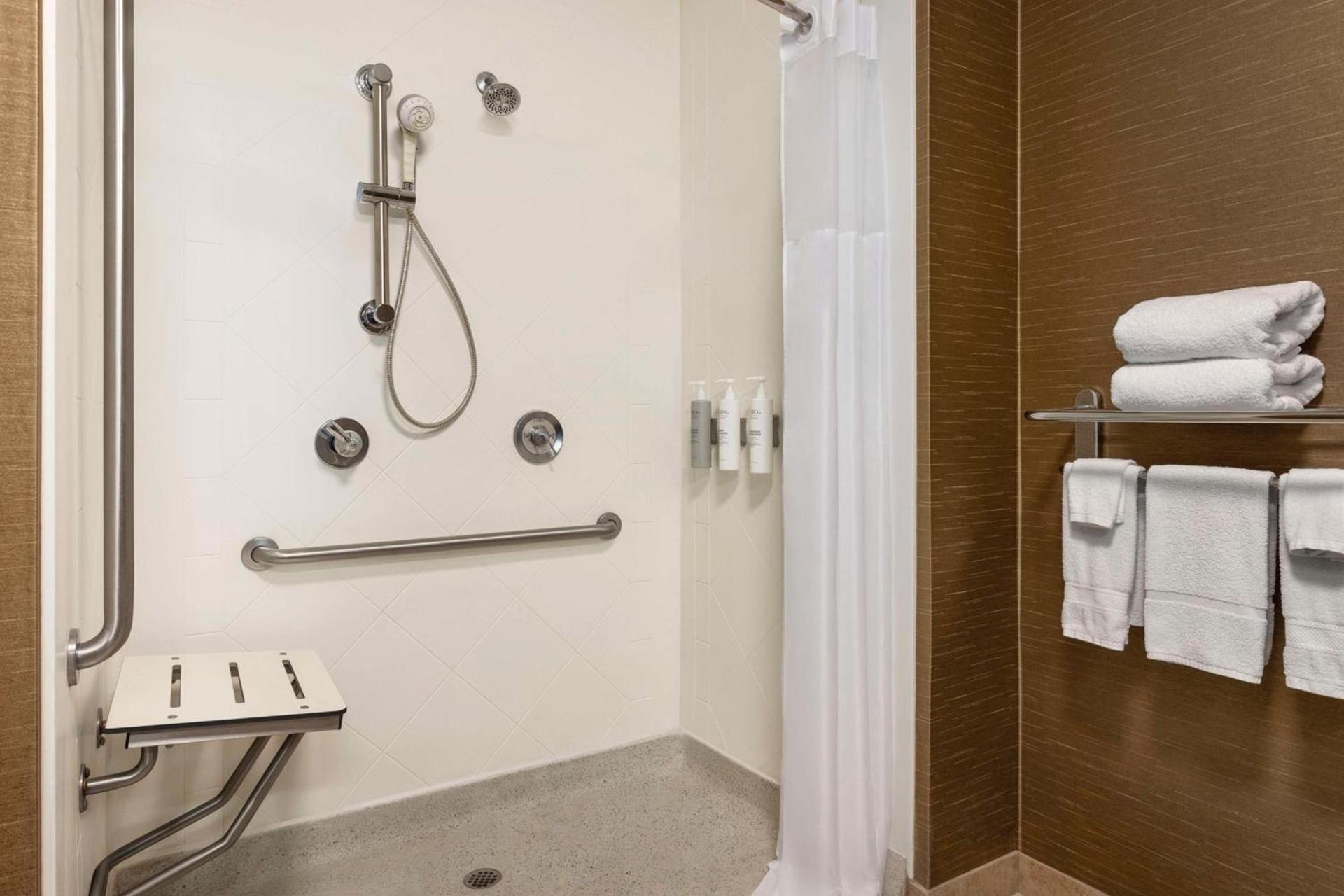Hampton Inn & Suites Pine Bluff photo 22