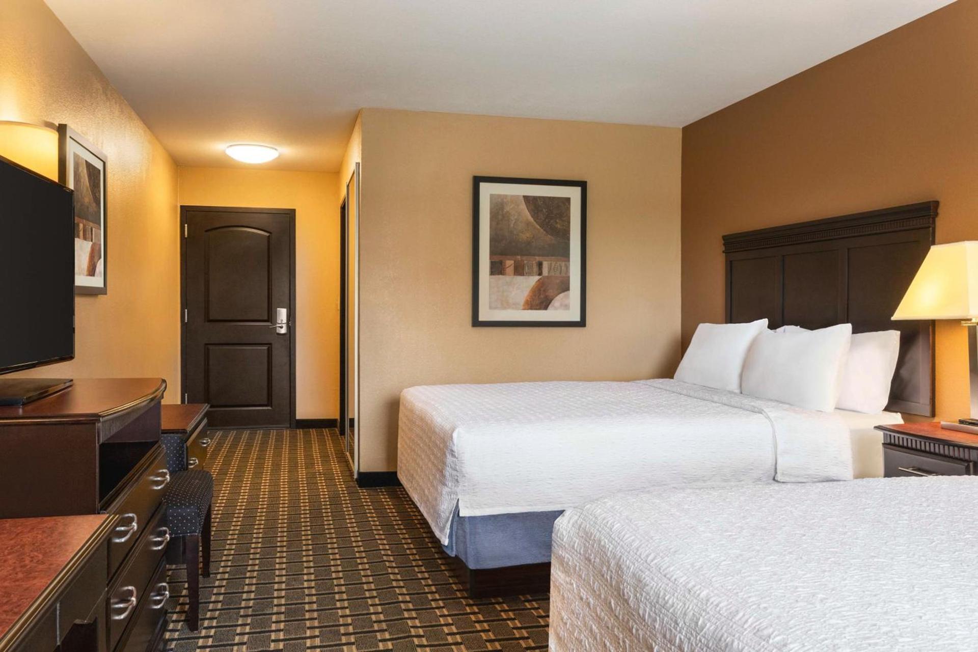 Hampton Inn & Suites Pine Bluff photo 24