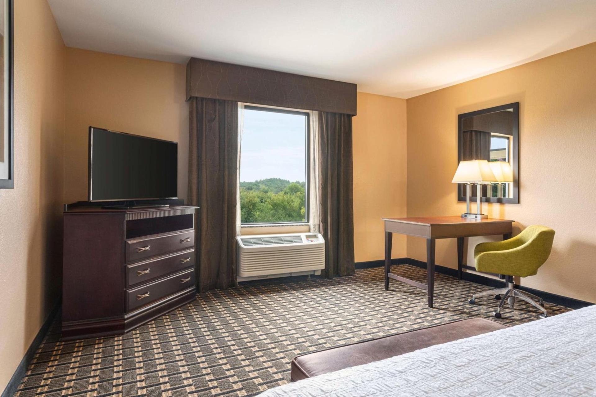 Hampton Inn & Suites Pine Bluff photo 28