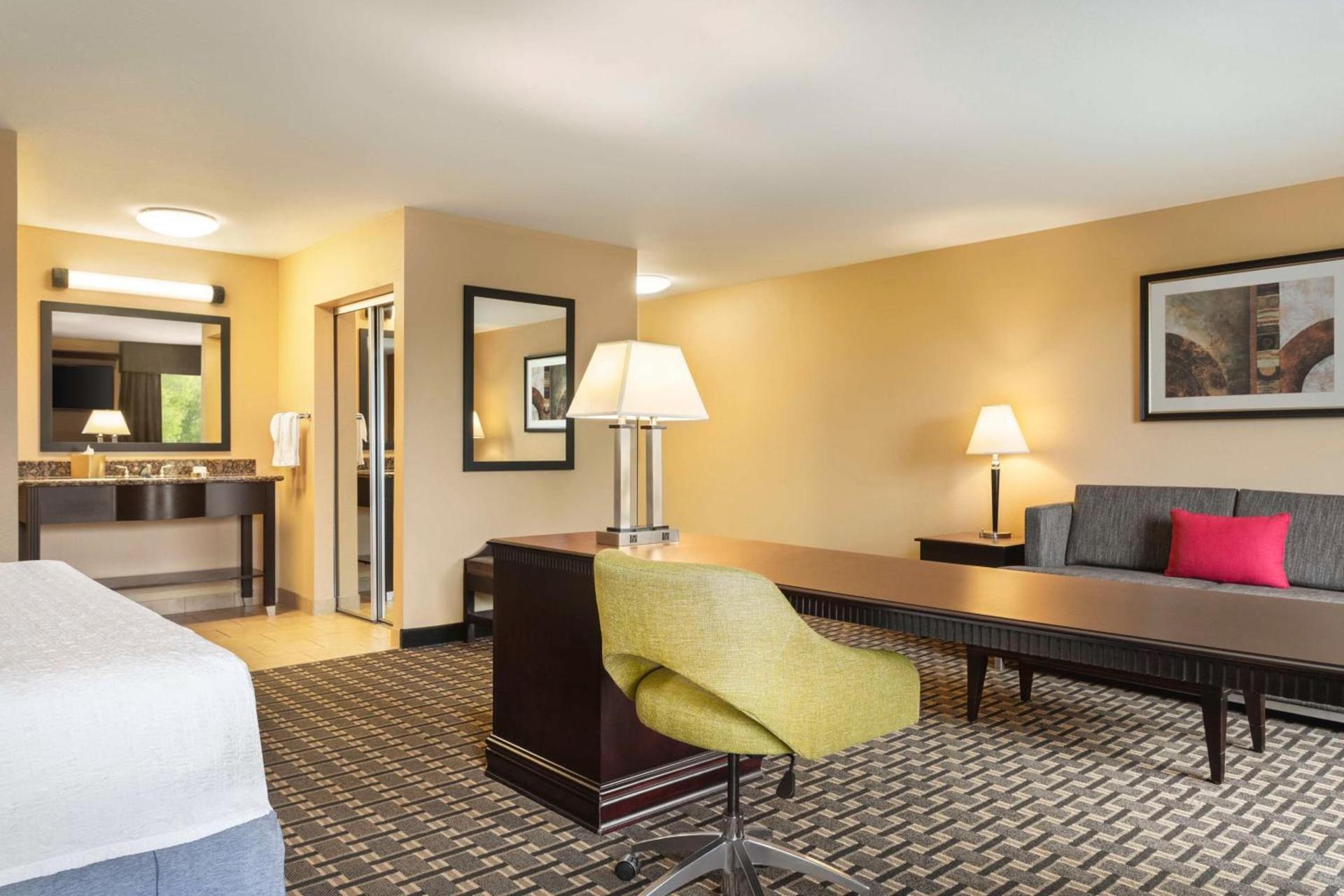 Hampton Inn & Suites Pine Bluff photo 31