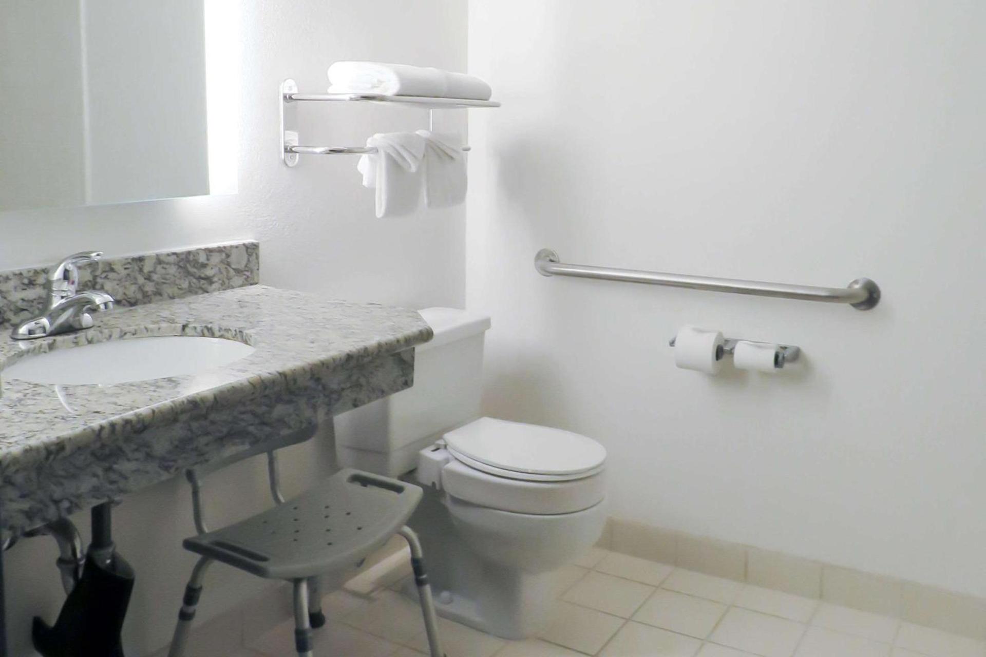 Quality Inn & Suites Everett photo 18