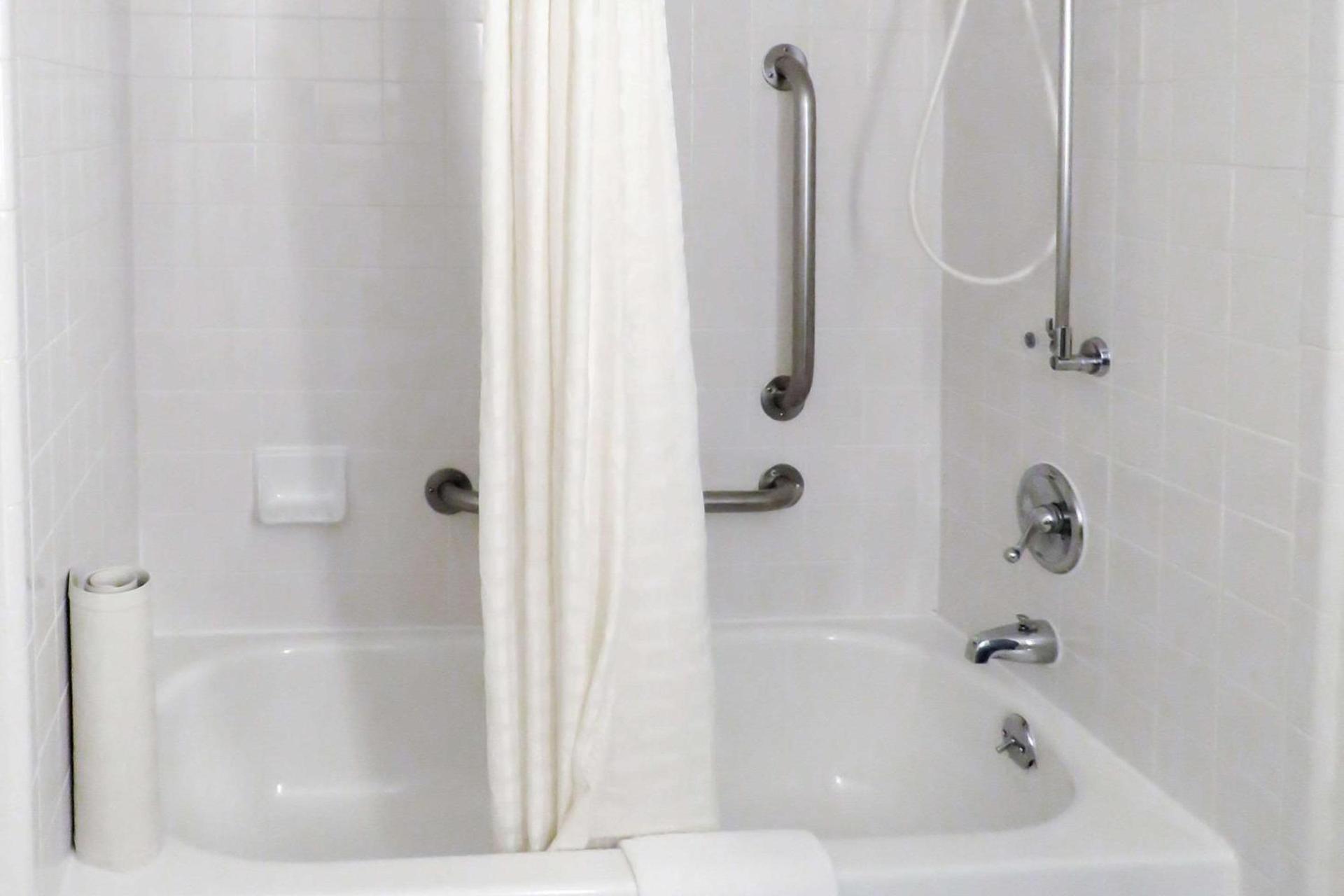 Quality Inn & Suites Everett photo 42