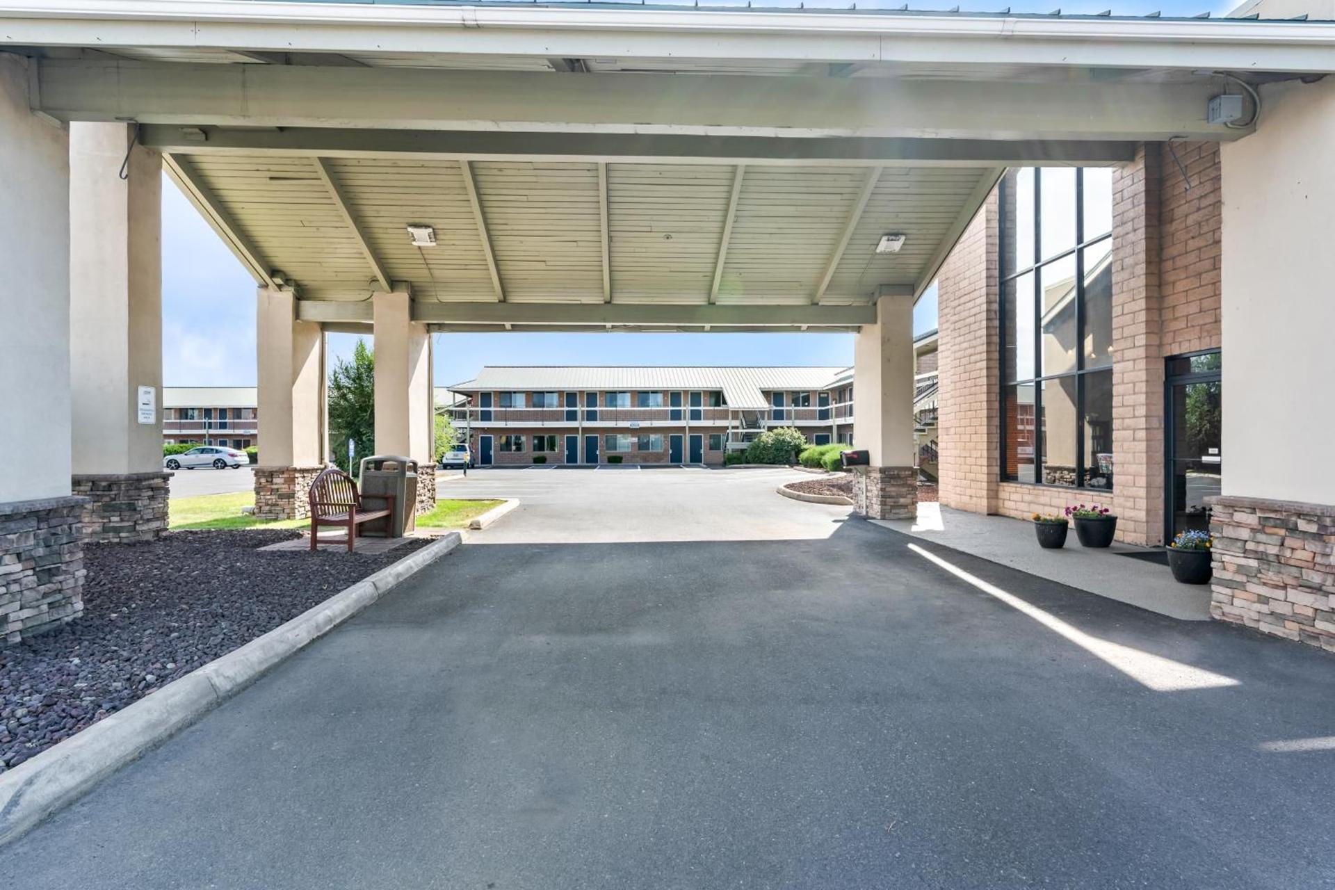 Americas Best Value Inn Yakima photo 11