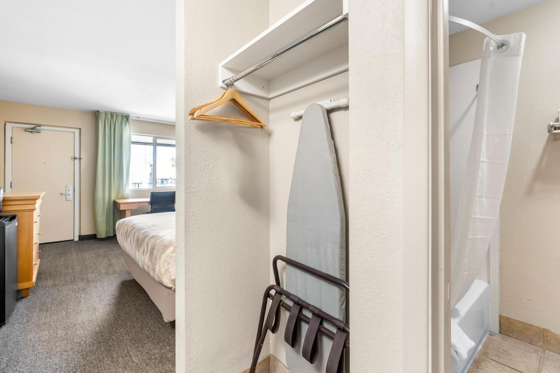 Americas Best Value Inn Yakima photo 14