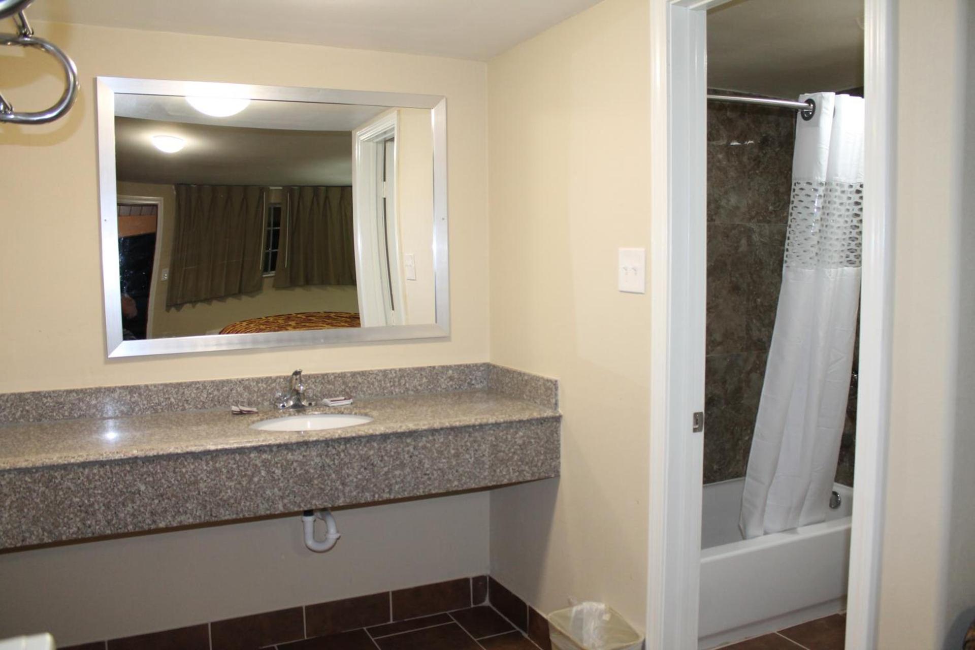 American Inn & Suites photo 17