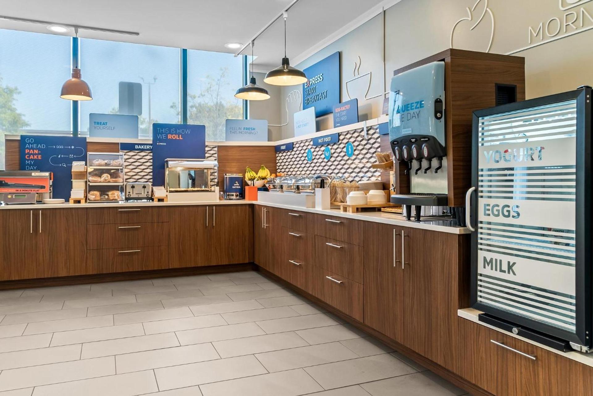 Holiday Inn Express & Suites Detroit - Novi by IHG photo 13