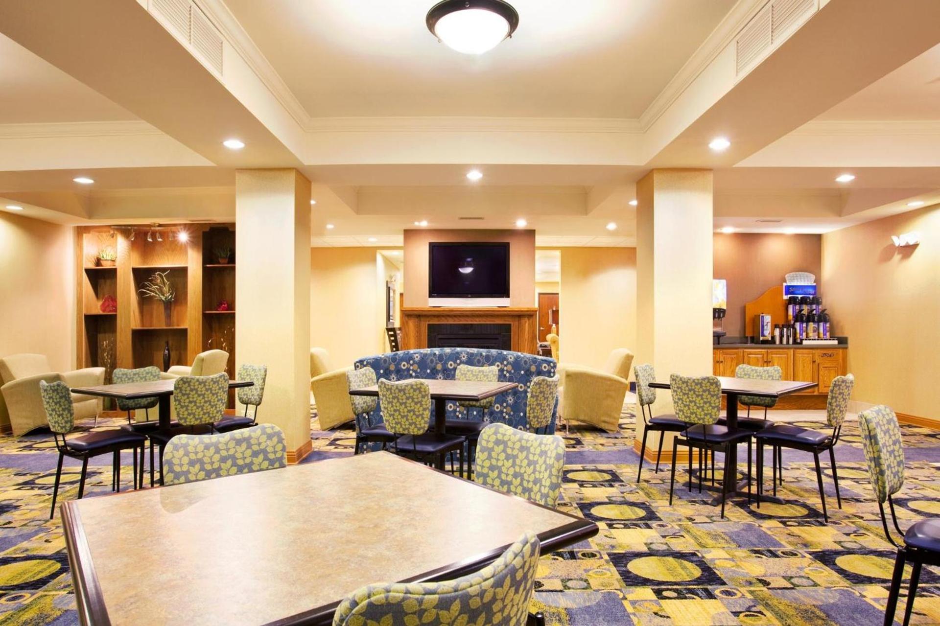 Holiday Inn Express Hotel & Suites Chicago South Lansing by IHG photo 41