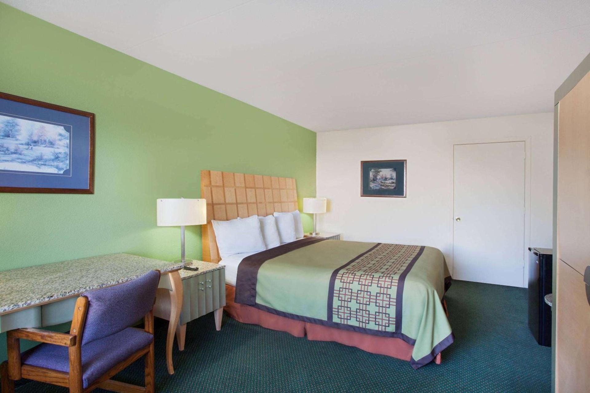 Days Inn by Wyndham Greeneville photo 9
