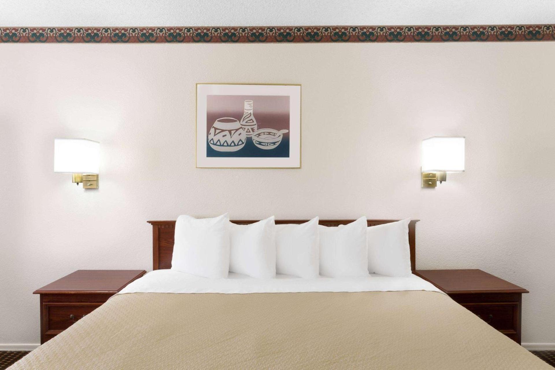 Days Inn by Wyndham Kingman West photo 8