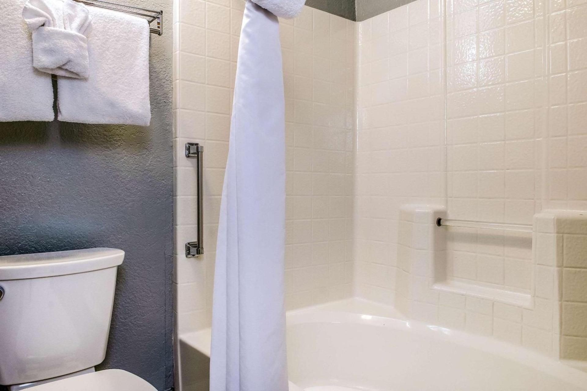 Clarion Hotel By Humboldt Bay photo 26