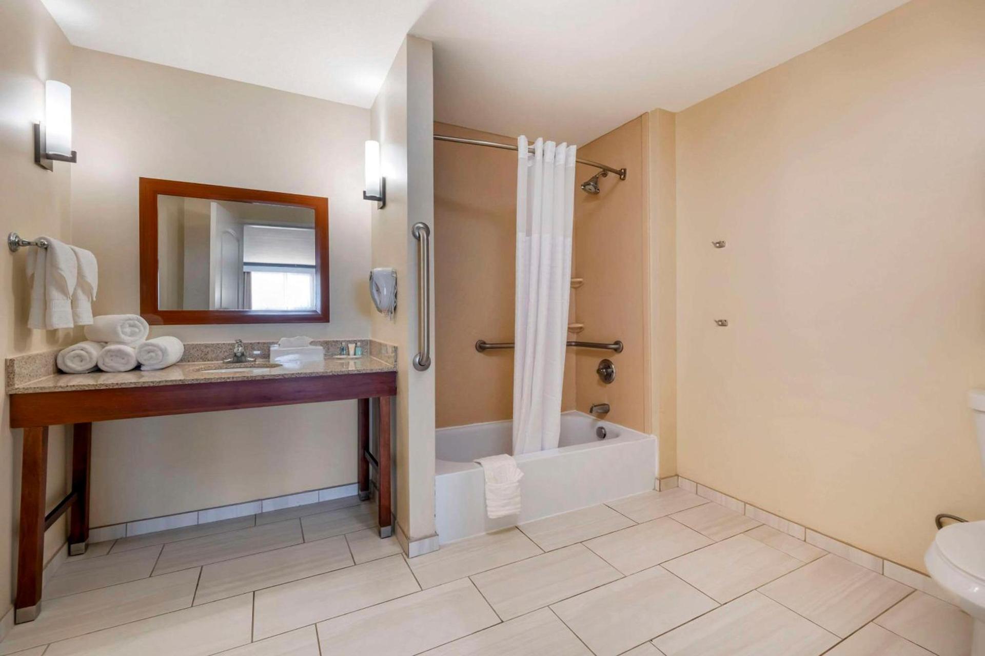 Comfort Suites Elizabethtown photo 8