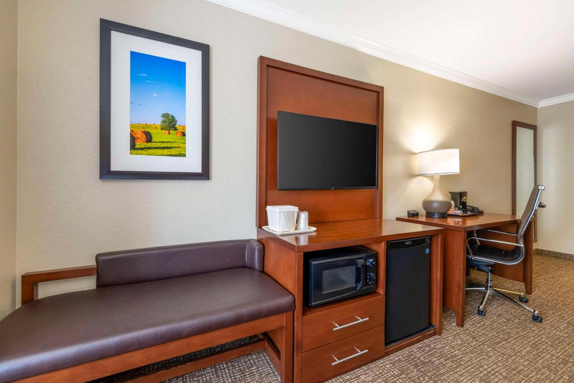 Comfort Suites Elizabethtown photo 13