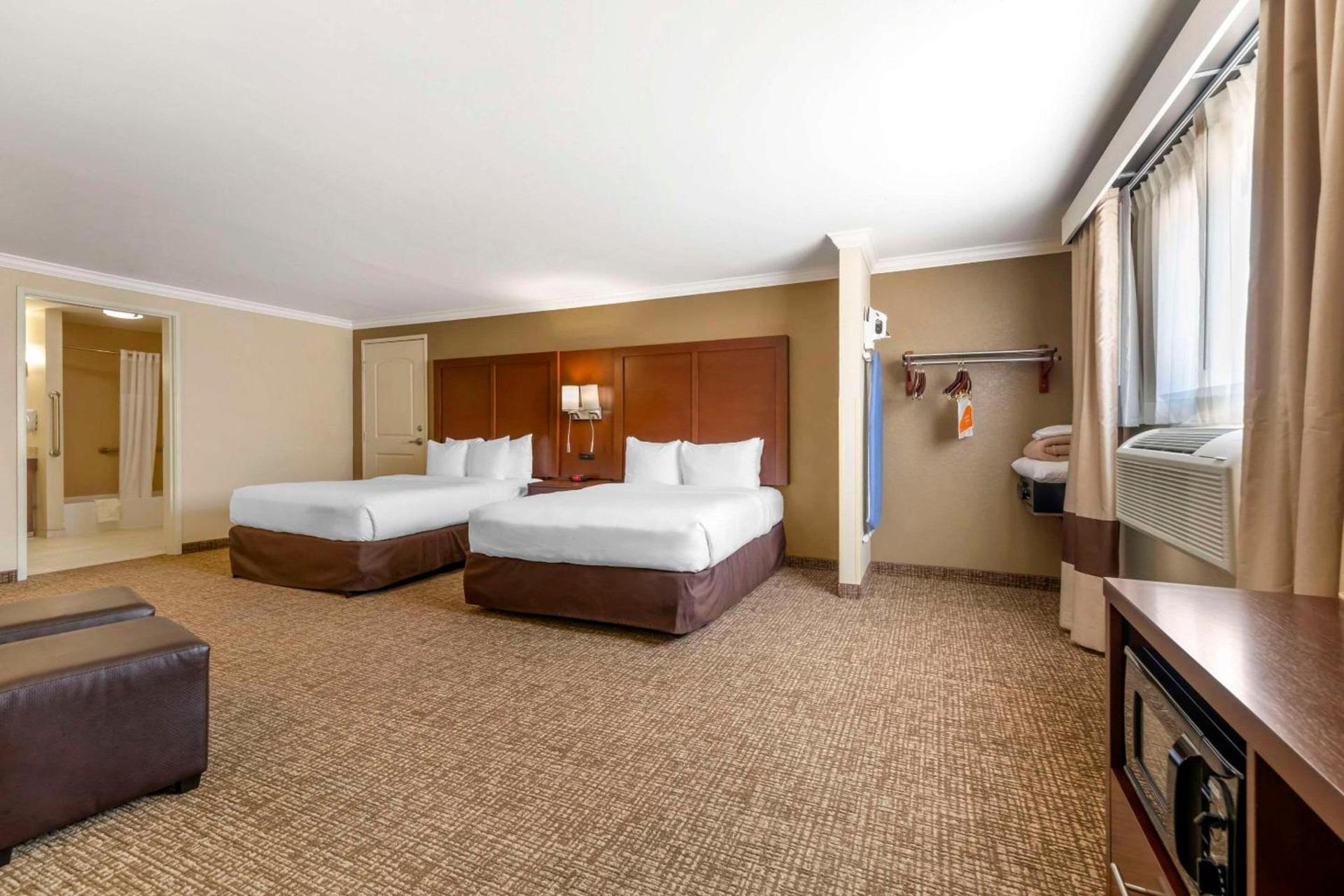 Comfort Suites Elizabethtown photo 16