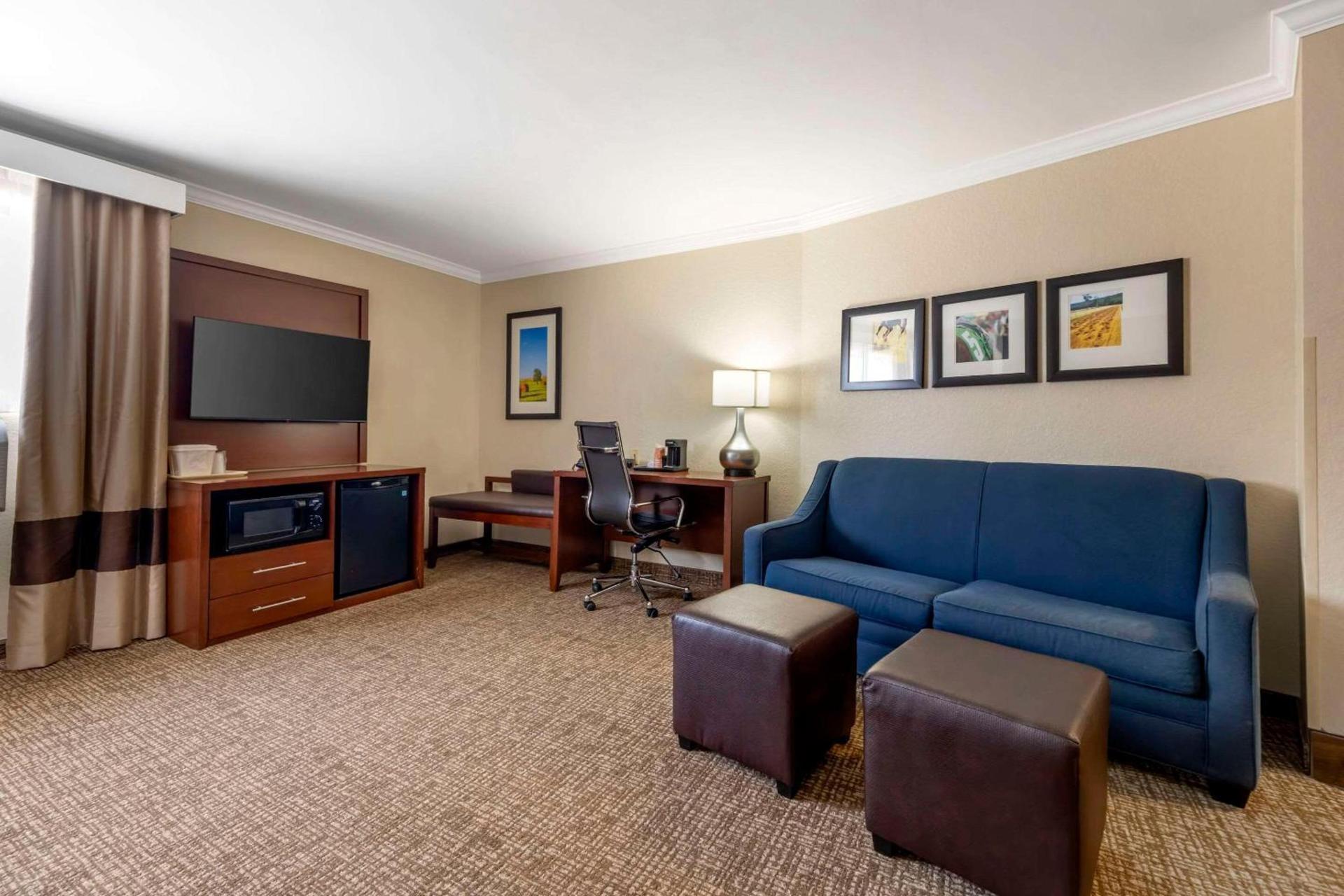 Comfort Suites Elizabethtown photo 17