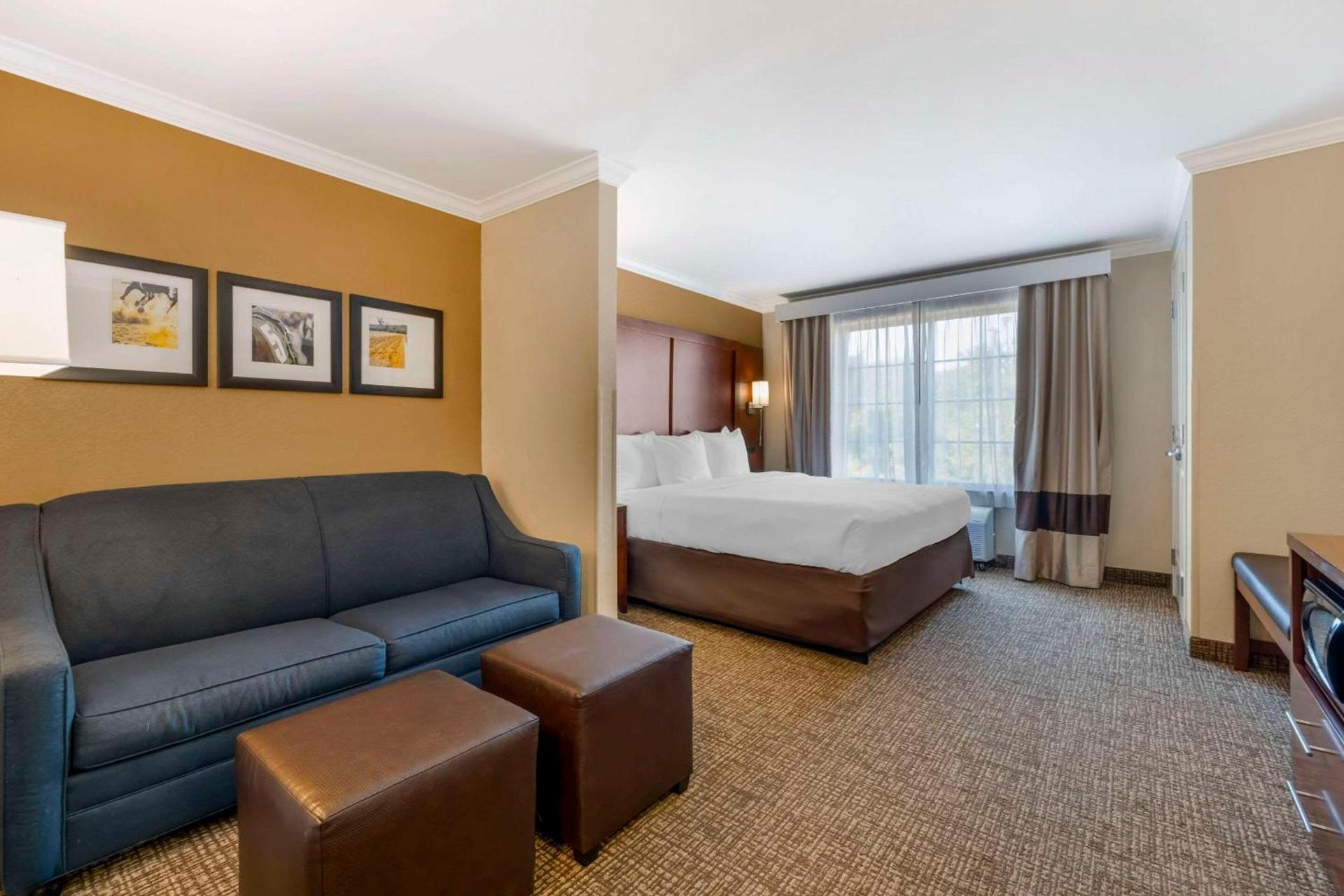 Comfort Suites Elizabethtown photo 18