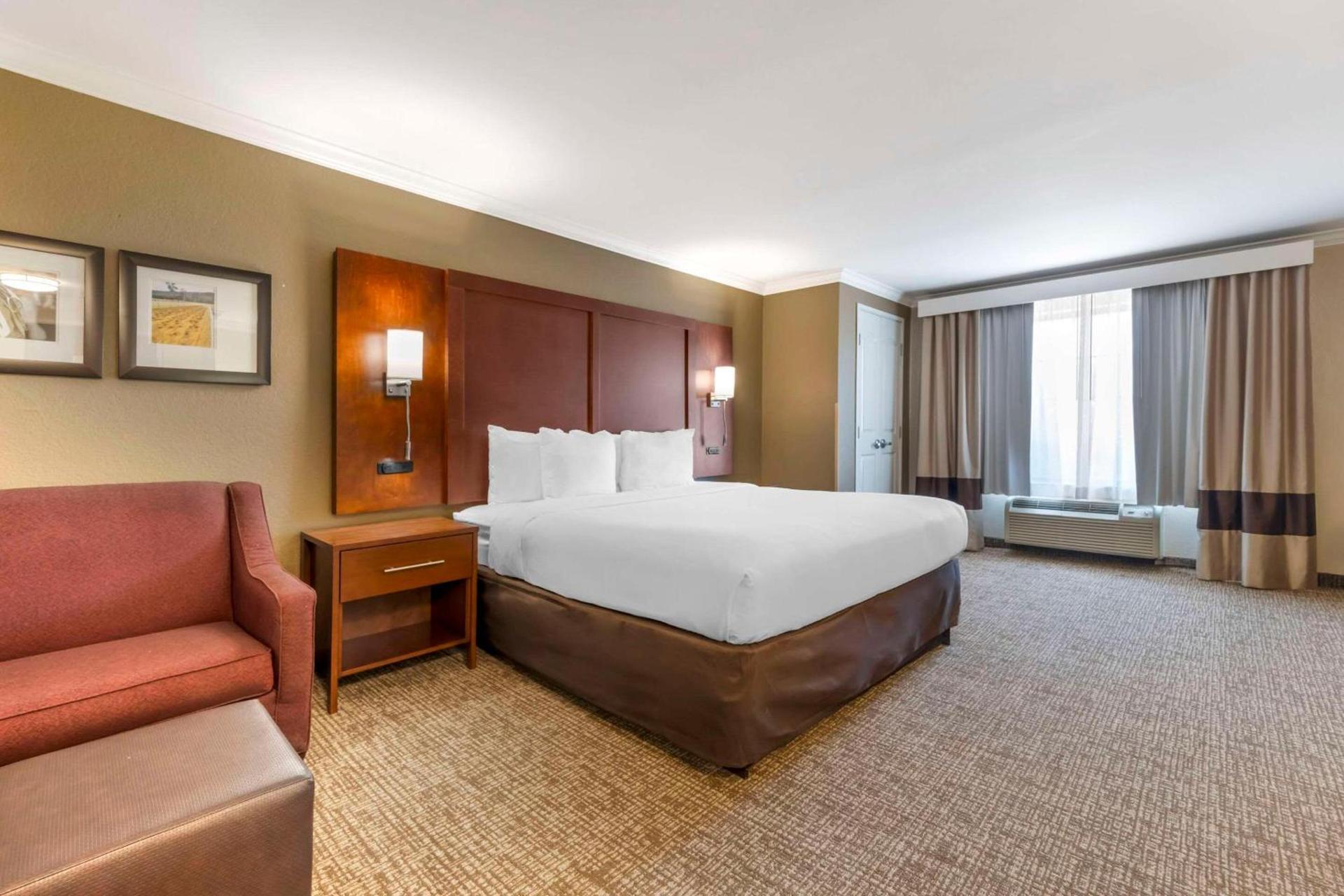 Comfort Suites Elizabethtown photo 22